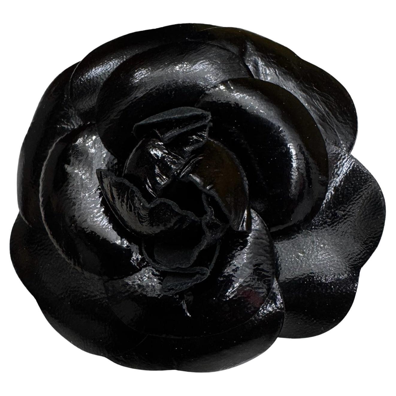 1990s Vintage CHANEL Cuero Broche Camelia Negro