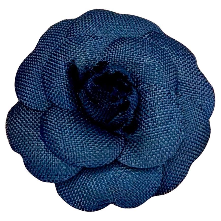 1990s Vintage CHANEL Leinen Kamelien Brosche Marine im Angebot