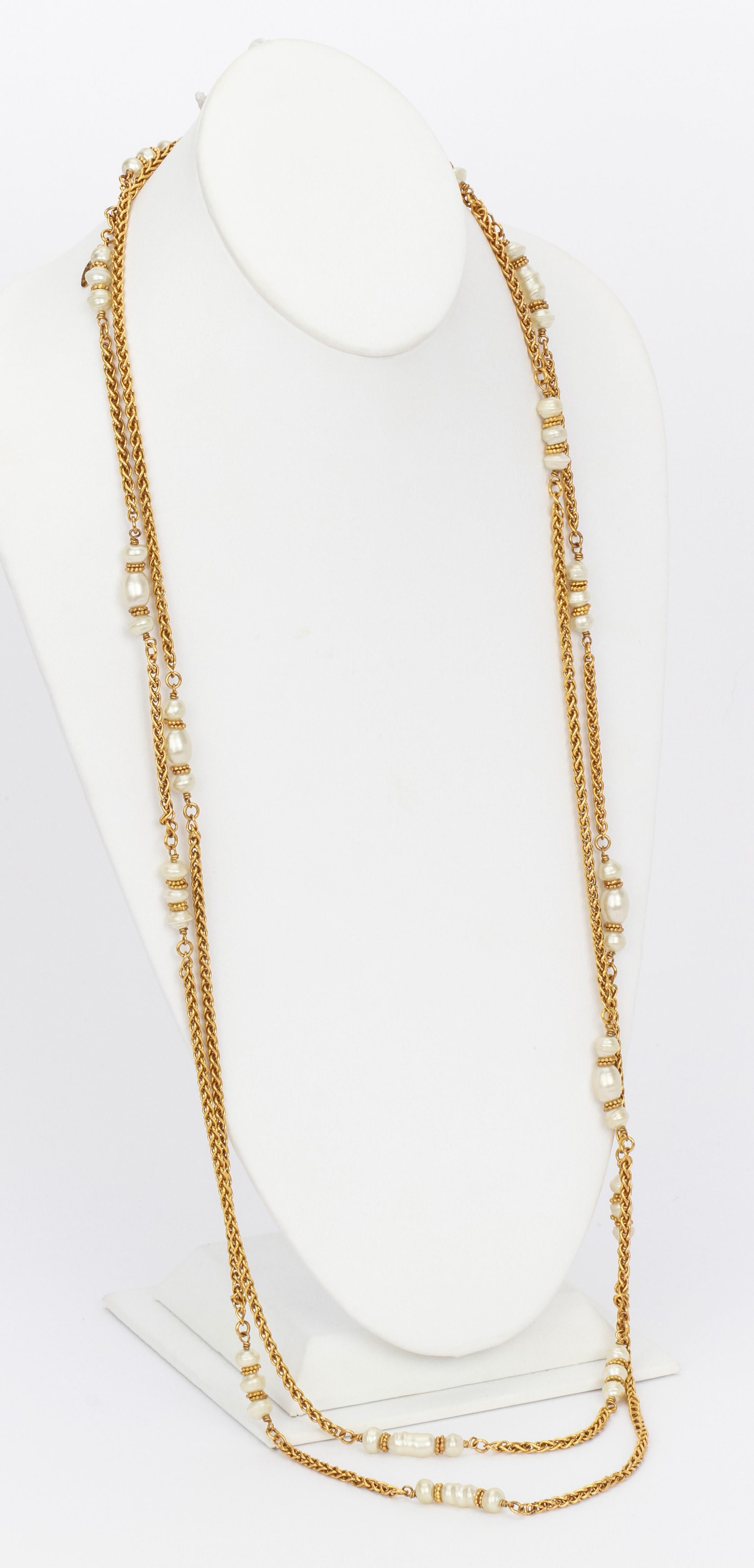 Chanel long sautoir necklace with gold chain and pearls. Spring 1997 collection. Wear in many different ways playing with its length. Comes with original pouch.
