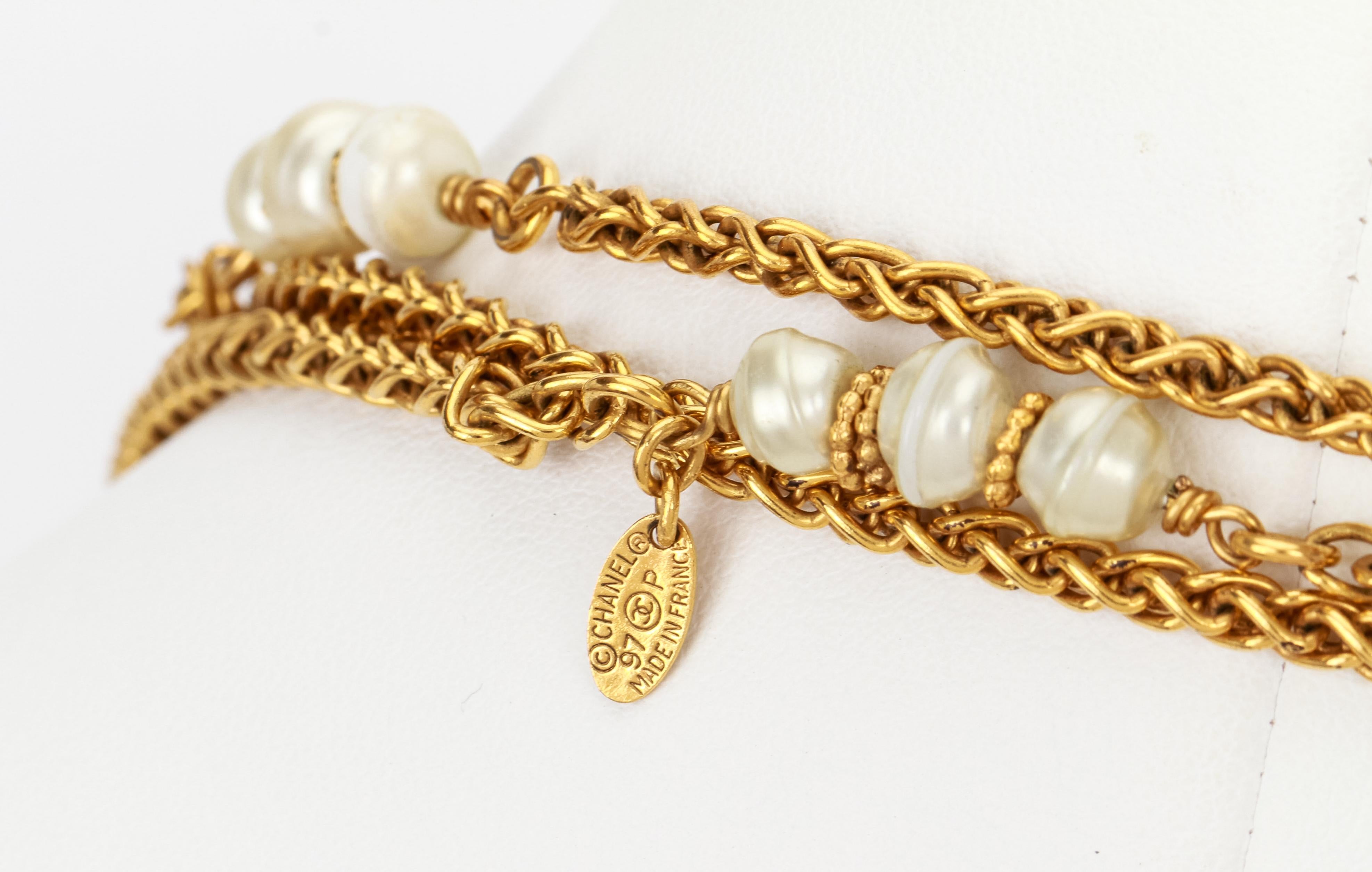1990's Vintage Chanel Long Sautoir Gold Pearl Chain Necklace In Excellent Condition In West Hollywood, CA