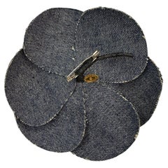 Broche vintage Chanel des années 1990, en denim bleu épais, en forme de camélia