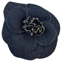 Broche vintage Chanel des années 1990, en denim bleu épais, en forme de camélia