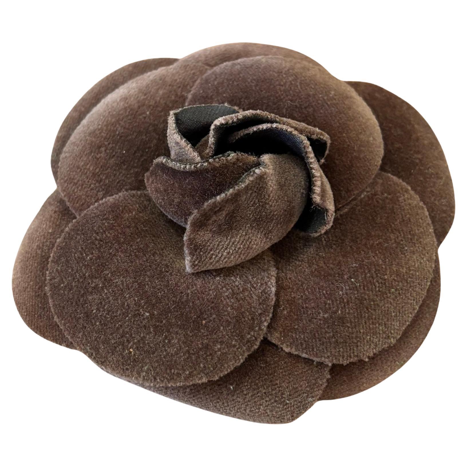 1990 Vintage CHANEL Broche Camélia en velours marron massif