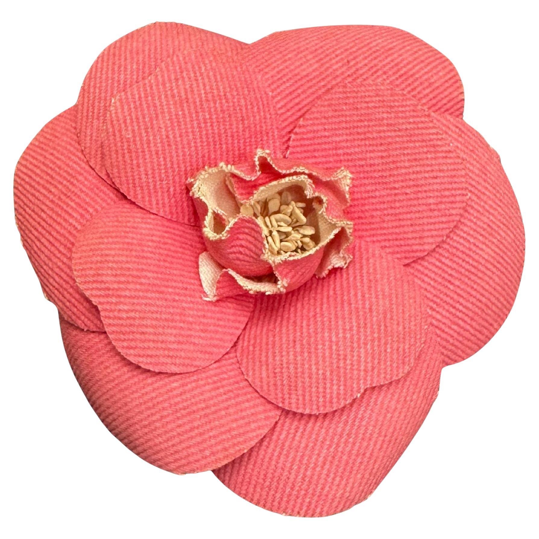Vintage anni '90 CHANEL Spilla a forma di camelia in cotone massiccio rosa
