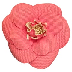 1990er Jahre Vintage CHANEL Camellia-Brosche aus massiver Baumwolle in Rosa