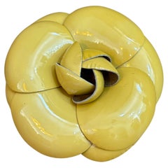 1990s Vintage CHANEL Broche Camelia Cuero Masivo Mostaza