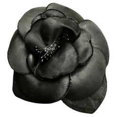 CHANEL Broche Camellia massive en soie noire, années 1990