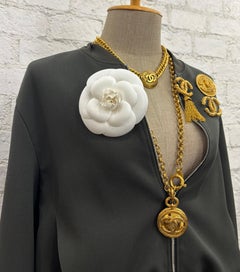Broche vintage Chanel des années 1990, en soie, représentant un camélia imposant, couleur blanc cassé