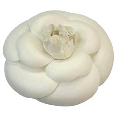 Broche vintage Chanel des années 1990, en soie, représentant un camélia imposant, couleur blanc cassé