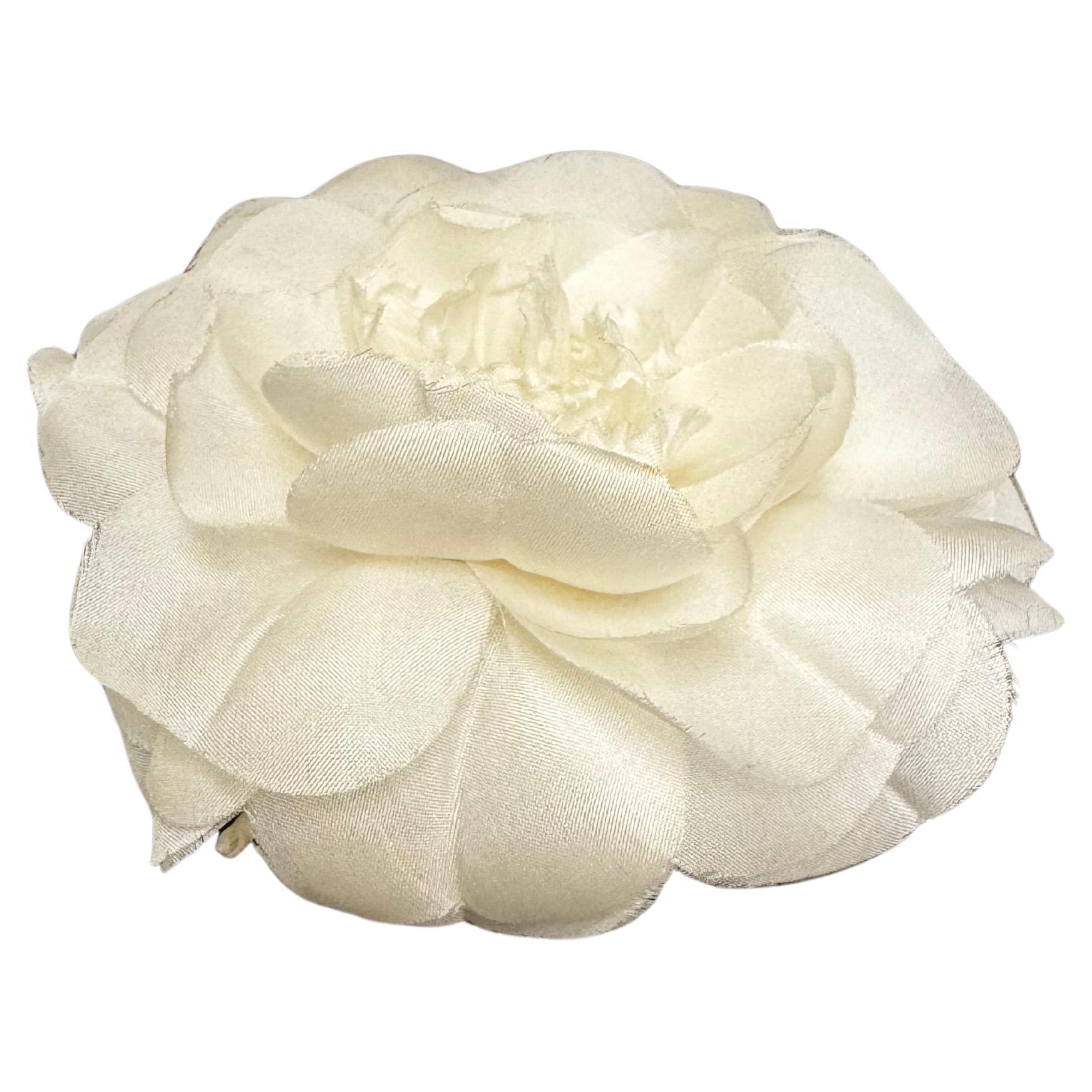 This vintage CHANEL massive camellia brooch is crafted of white silk fabric. Stamped CHANEL made in France. Diameter measures approximately 10 cm. Comes with box.

Condition: Generally in very good vintage condition 