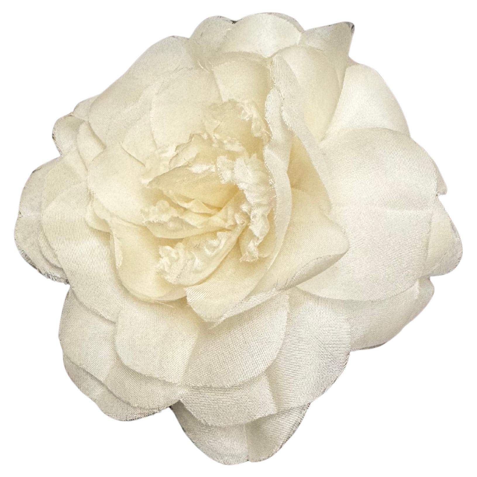 1990s Vintage CHANEL Massive Silk Camellia Brooch White en Bueno estado para la venta en Bangkok, TH