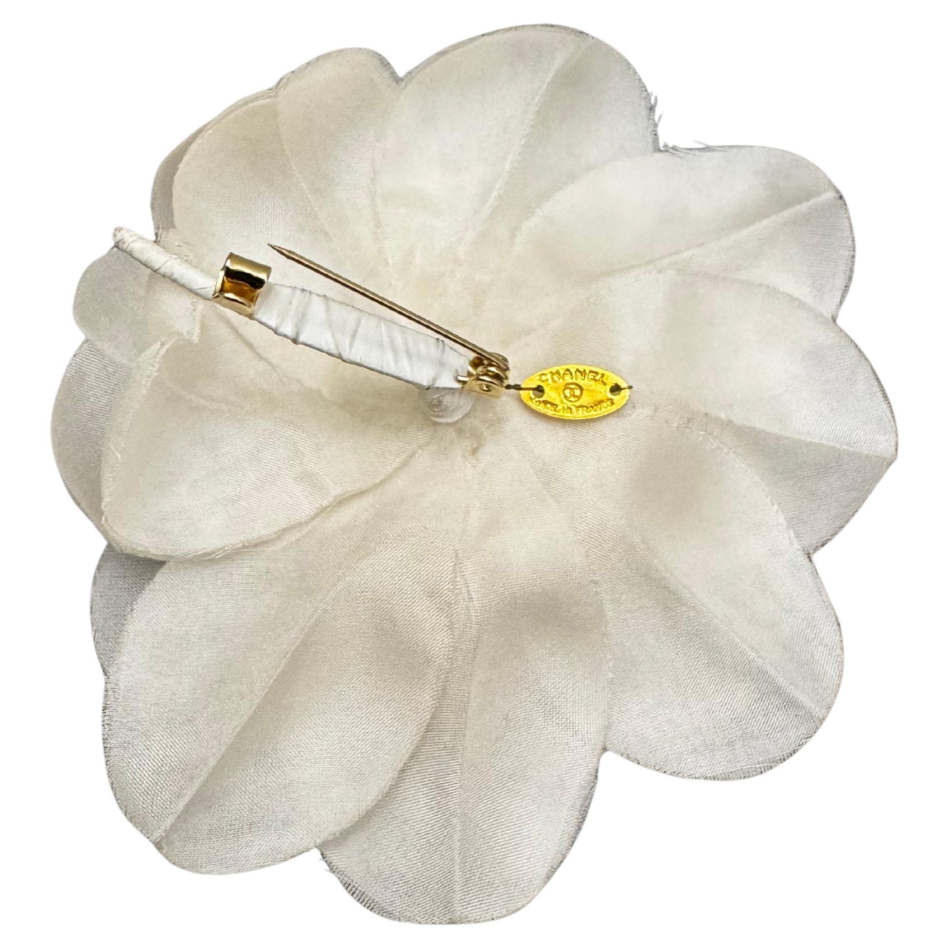 Femenino o masculino 1990s Vintage CHANEL Massive Silk Camellia Brooch White en venta