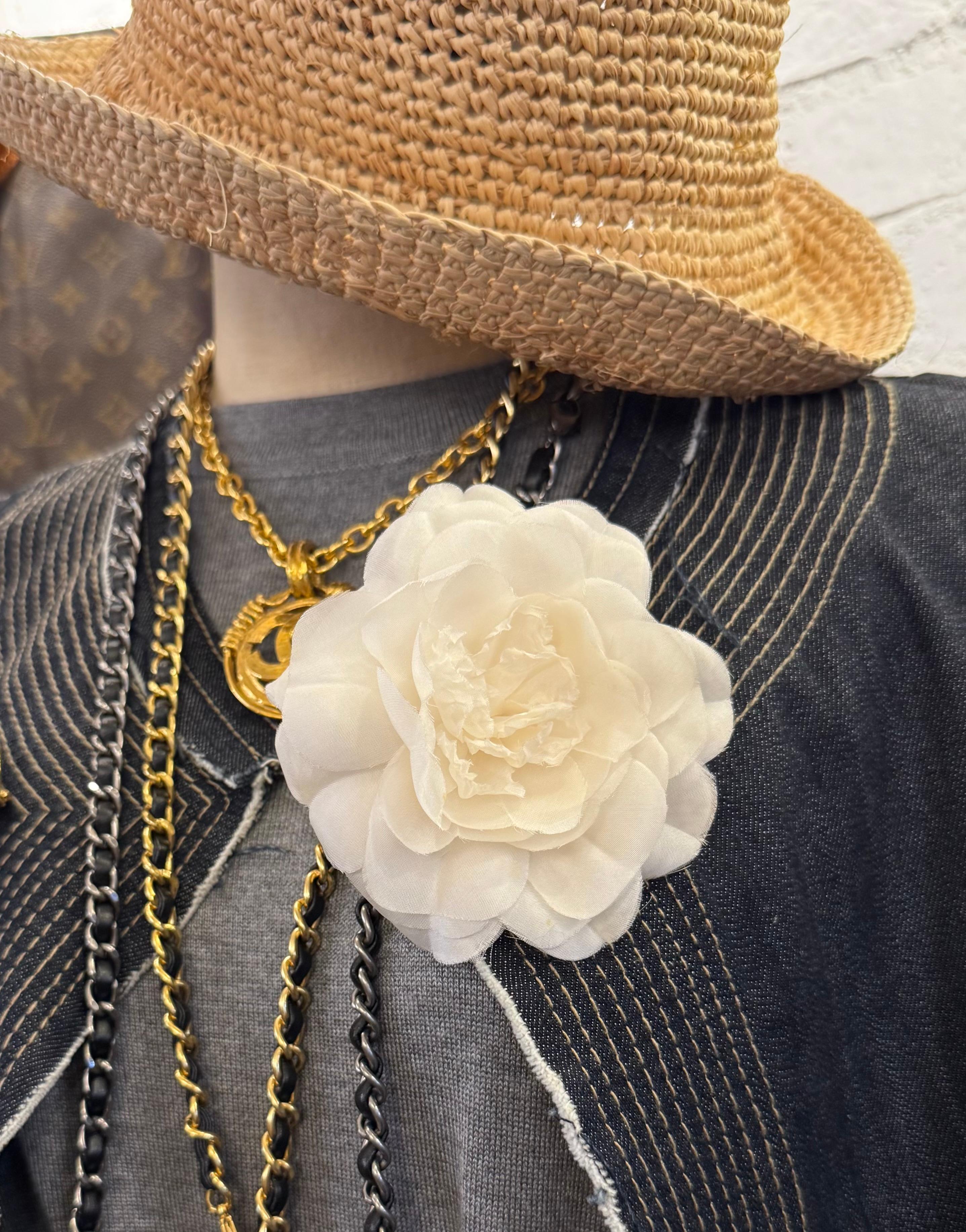 1990s Vintage CHANEL Massive Silk Camellia Brooch White en venta 2