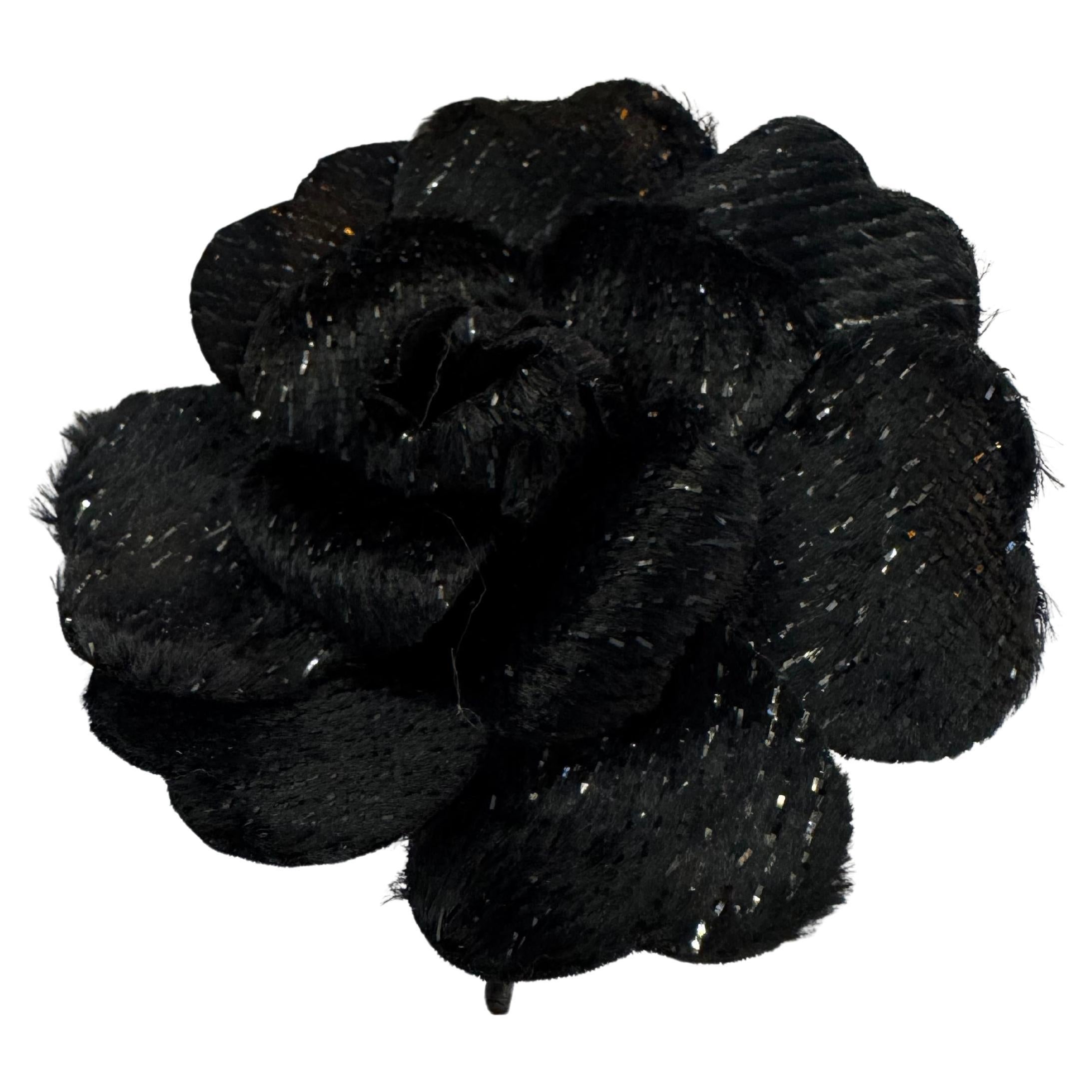Spilla Chanel vintage degli anni '90 in velluto di seta con camelia, nera