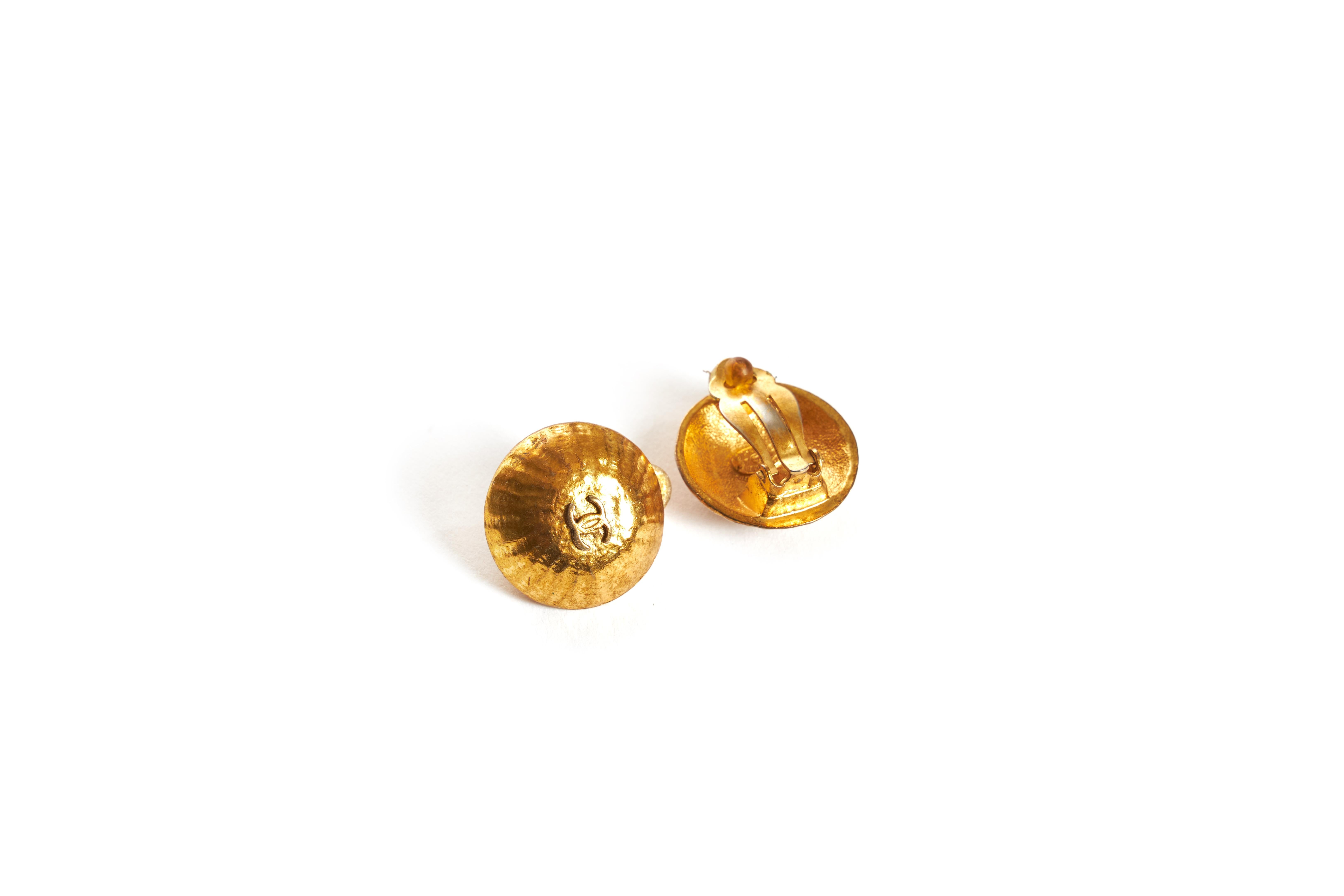 1990's Vintage Chanel Ribbed Dome Clip Earrings In Good Condition In West Hollywood, CA