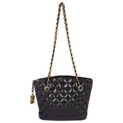 1990er Vintage Chanel Umhängetasche in Schwarz und Gold
