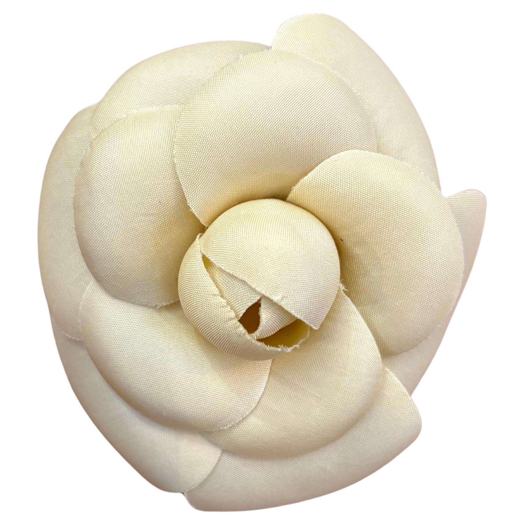 1990s Vintage CHANEL Broche de seda Camelia Beige