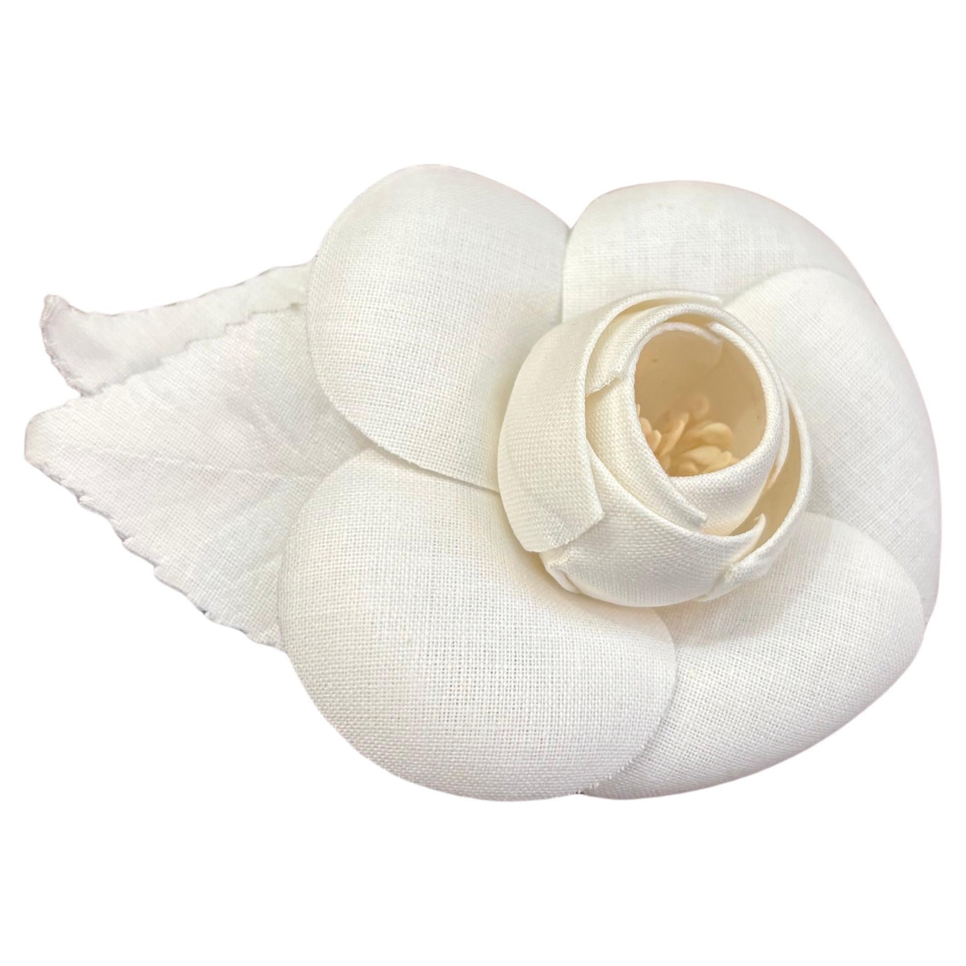 Femenino o masculino 1990s Vintage CHANEL Broche de seda Camelia Negro Oro en venta
