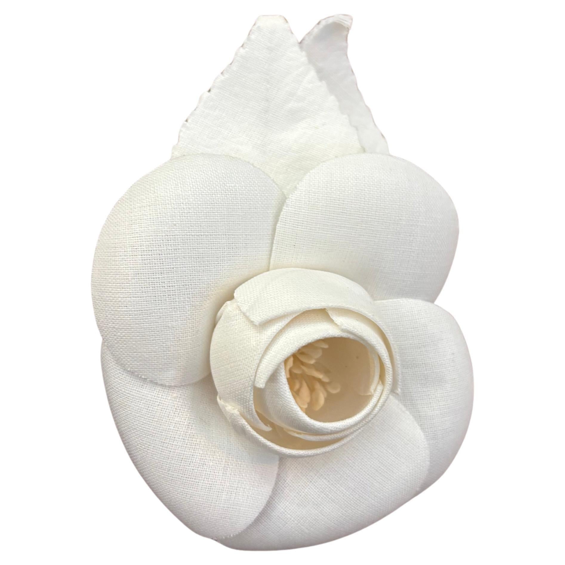 1990s Vintage CHANEL Broche de seda Camelia Negro Oro en venta 1