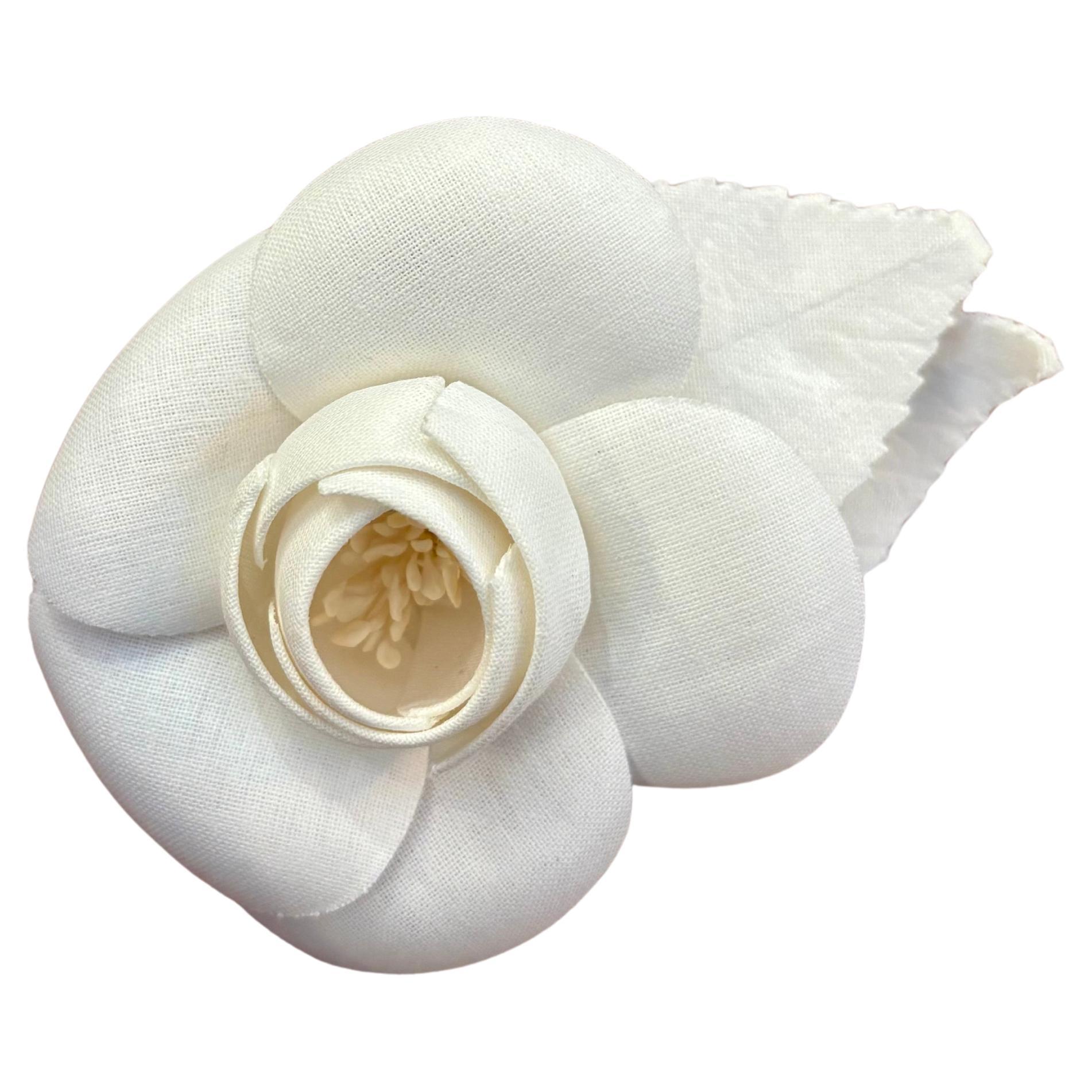 1990s Vintage CHANEL Broche de seda Camelia Negro Oro en venta 2