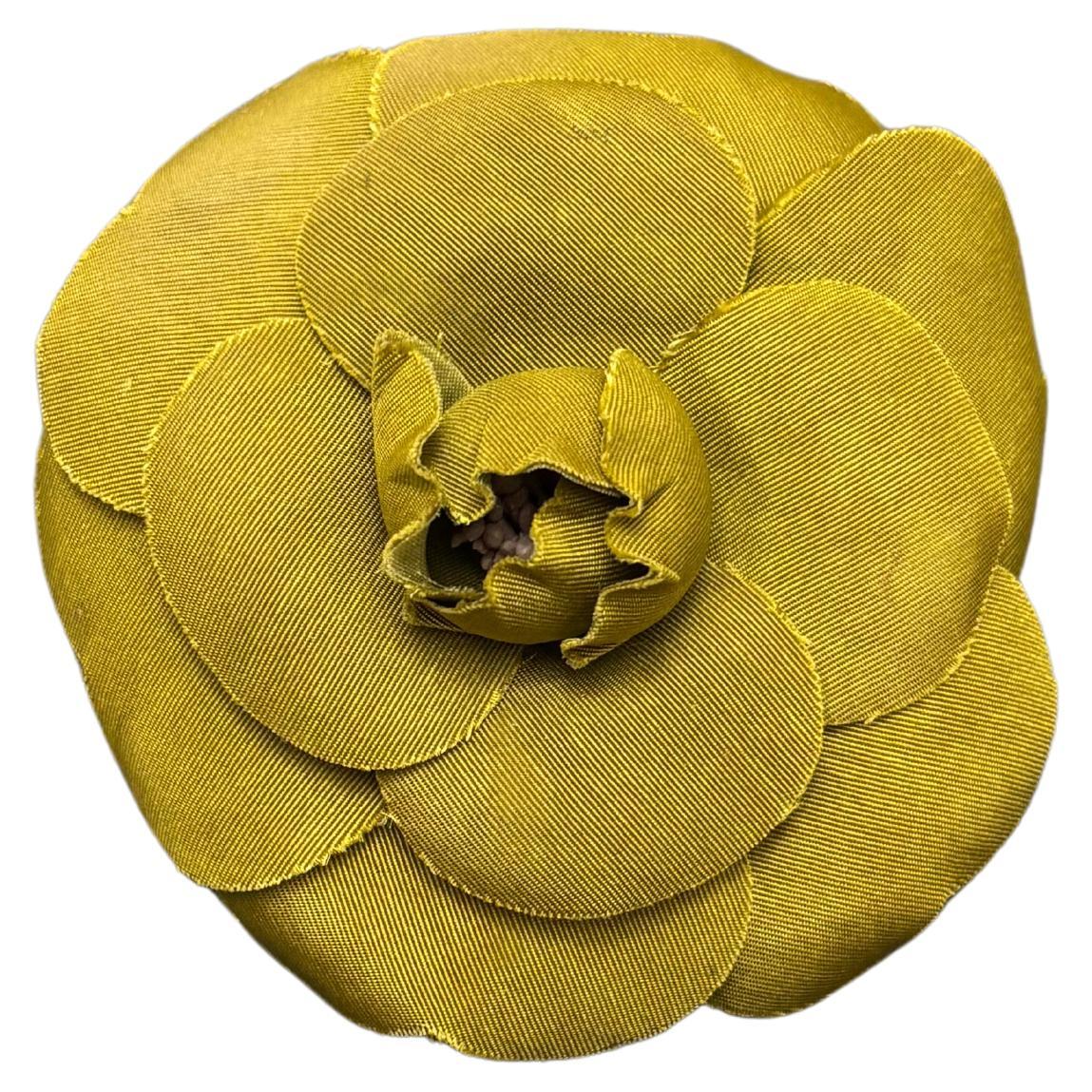 1990s Vintage CHANEL Broche de seda Camelia Verde