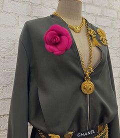 Broche vintage Chanel en soie avec motif camélia, des années 1990, Magneta Re