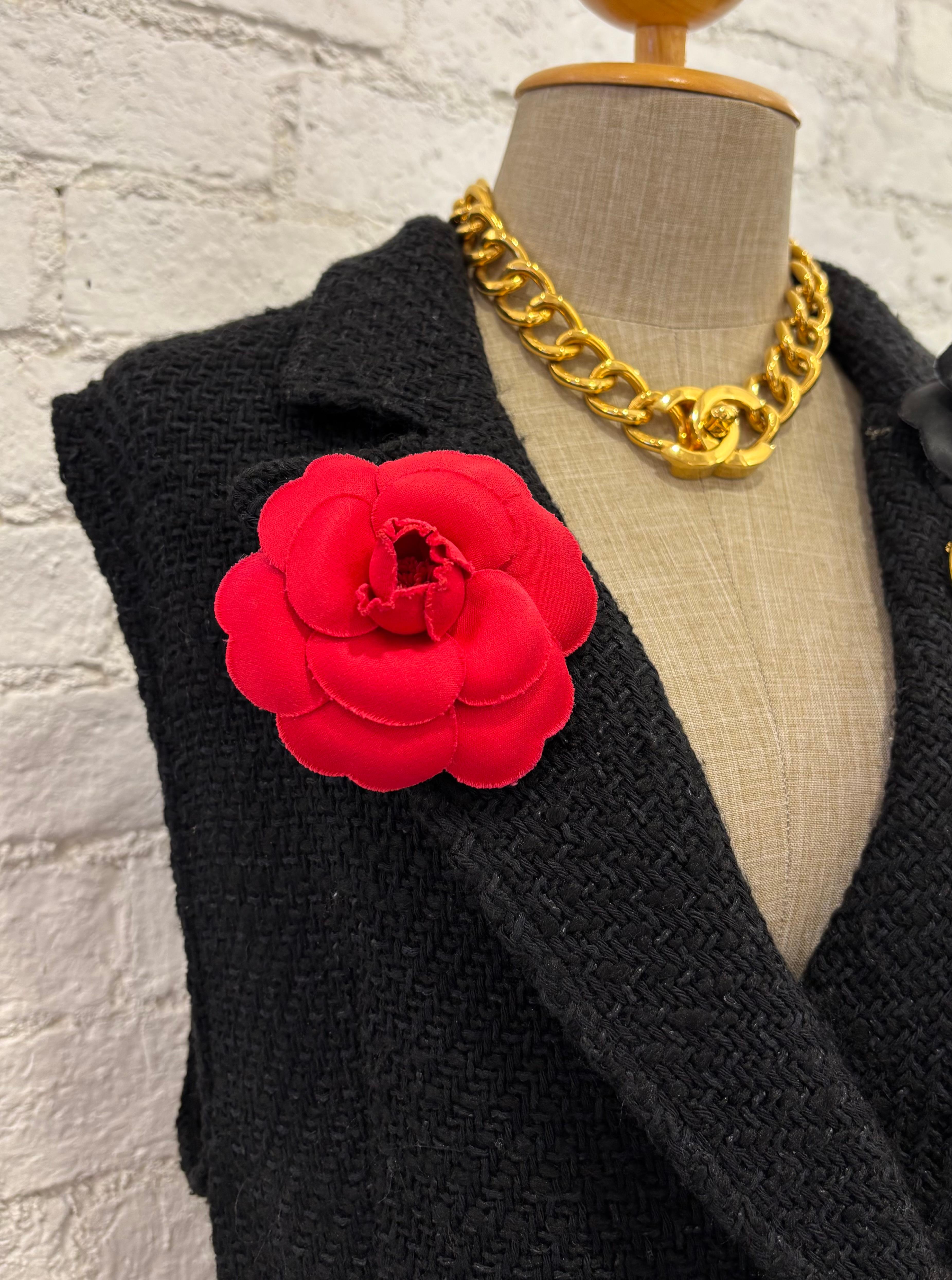 Questa spilla vintage a forma di camelia di Chanel è realizzata in tessuto di seta di colore rosso. Timbro CHANEL made in France. Il diametro misura circa 9 cm. Viene fornito con scatola.

Condit: Eccellenti condizioni d'epoca con segni di usura