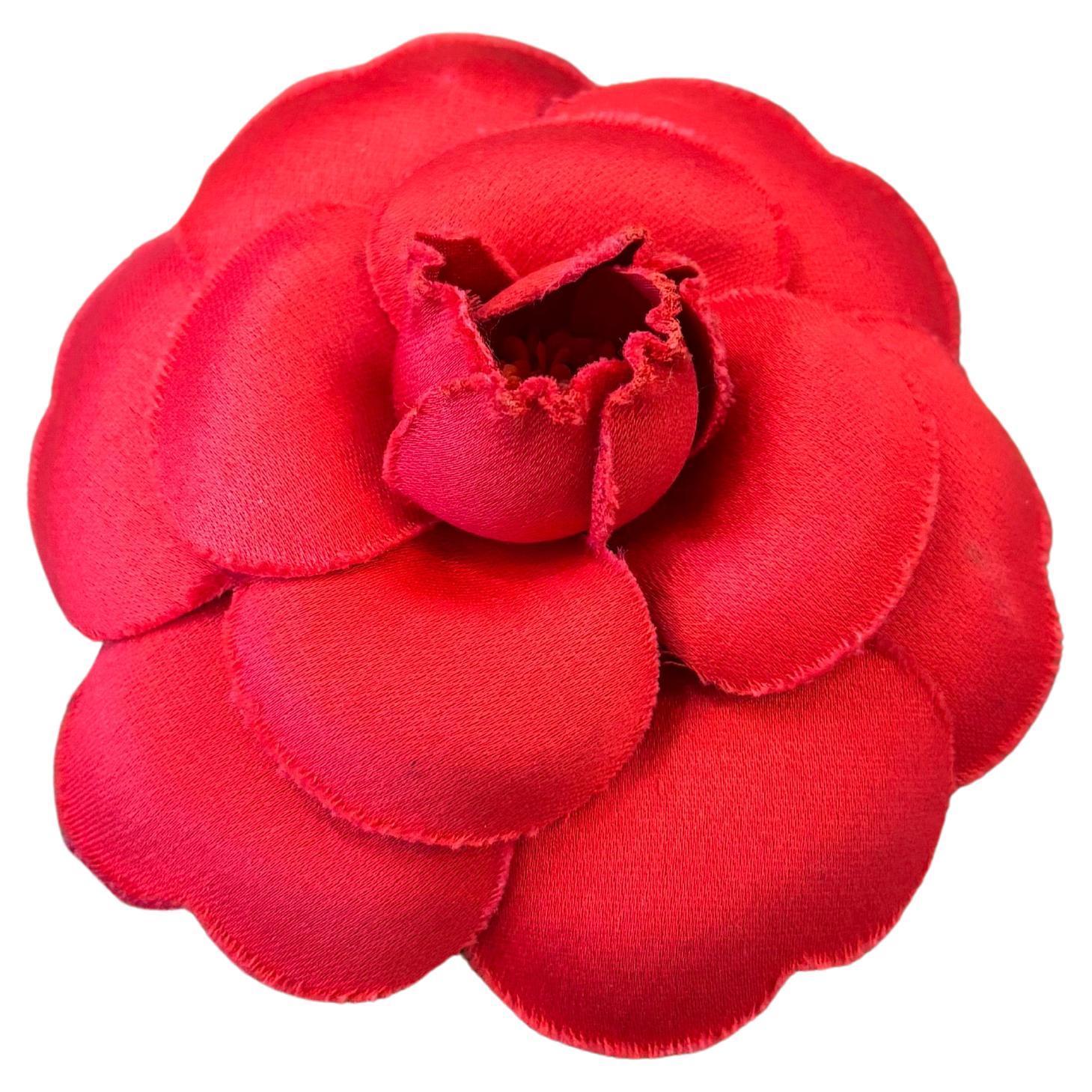 Vintage anni '90 Chanel Spilla Camelia in seta rossa in vendita 1