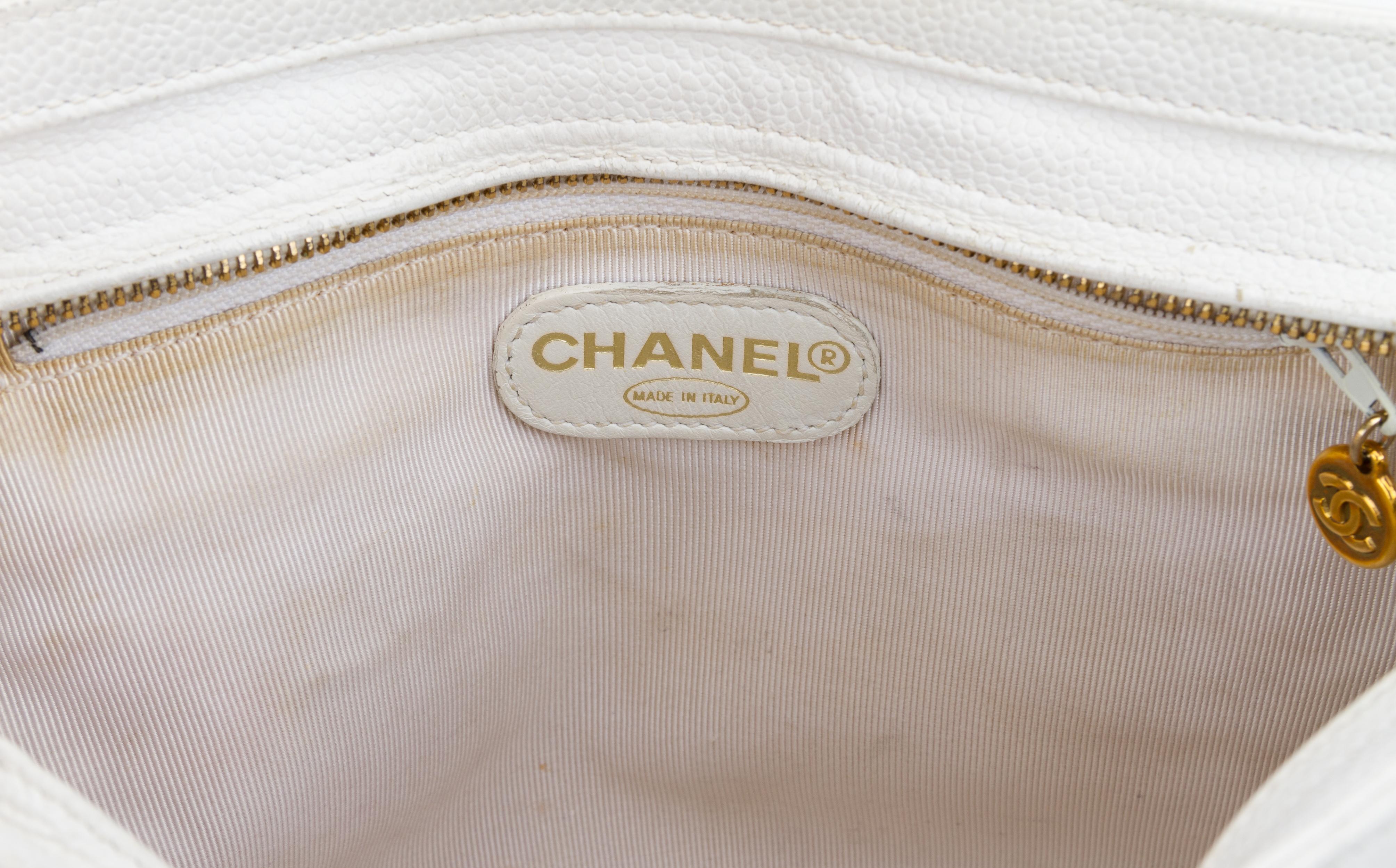 1990's VIntage Chanel White Caviar Shoulder Bag In Good Condition For Sale In West Hollywood, CA