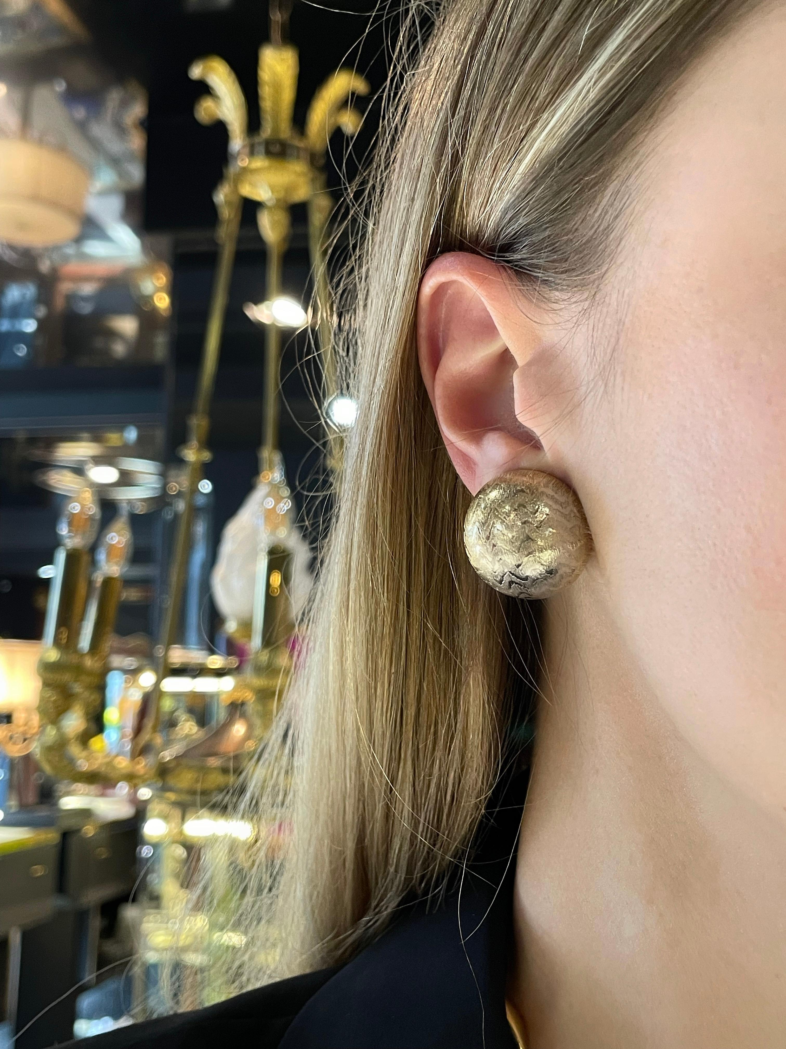 This is a vintage pair of domed button clip on earrings designed by Christian Dior in 1990’s. The piece is gold plated and subtly textured. 

Markings: “Chr. Dior©Germany” (shown in photos).

Diameter: 2.2cm

———

If you have any questions, please