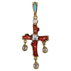Christian Lacroix Pendentif croix vintage des années 1990, couleur or, faux corail, cristal et perle