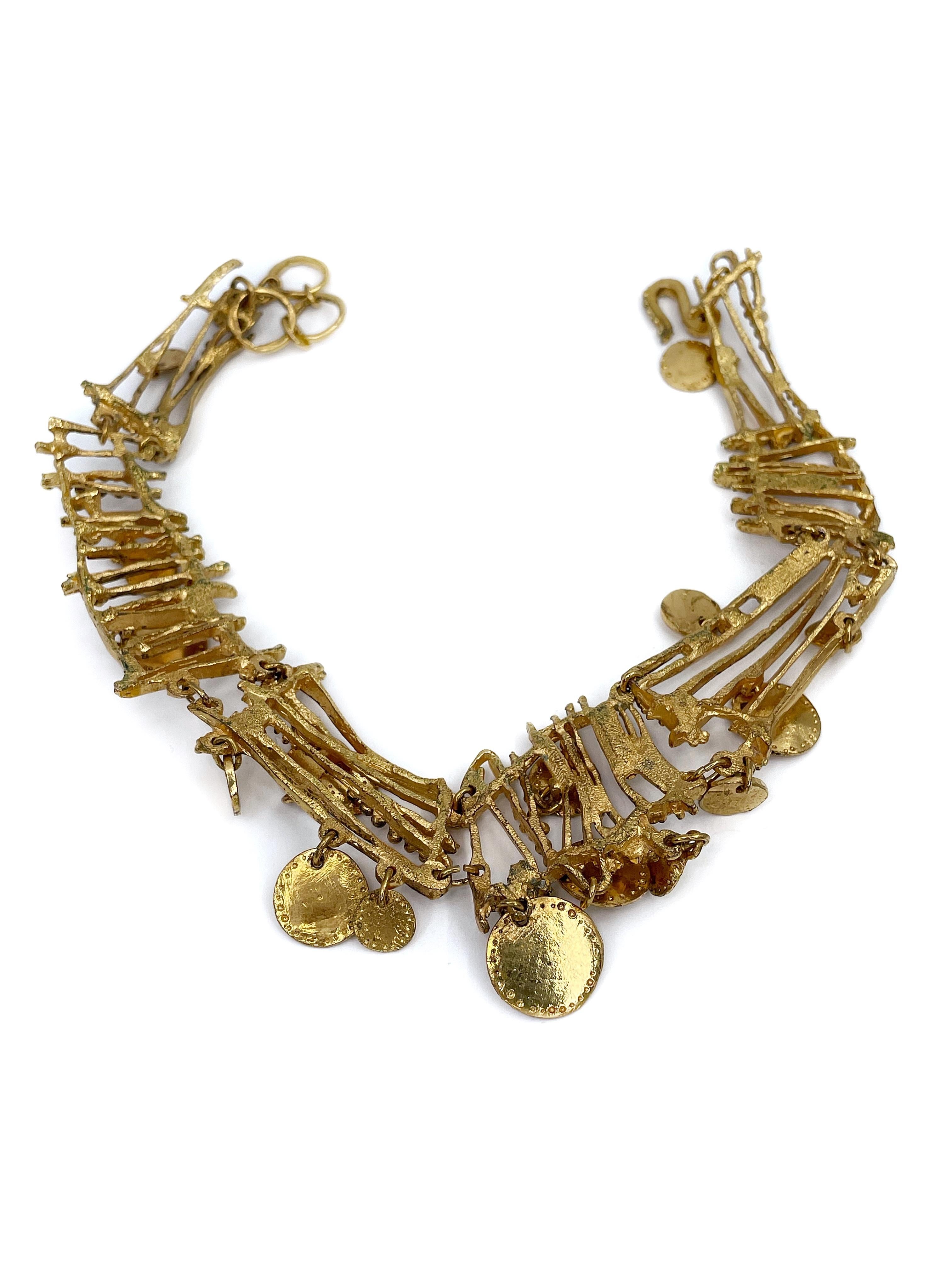 Se trata de un excepcional collar gargantilla calado diseñado por Christian Lacroix en la década de 1990. La pieza está chapada en oro y adornada con brillantes de colores. 

Firmado: 