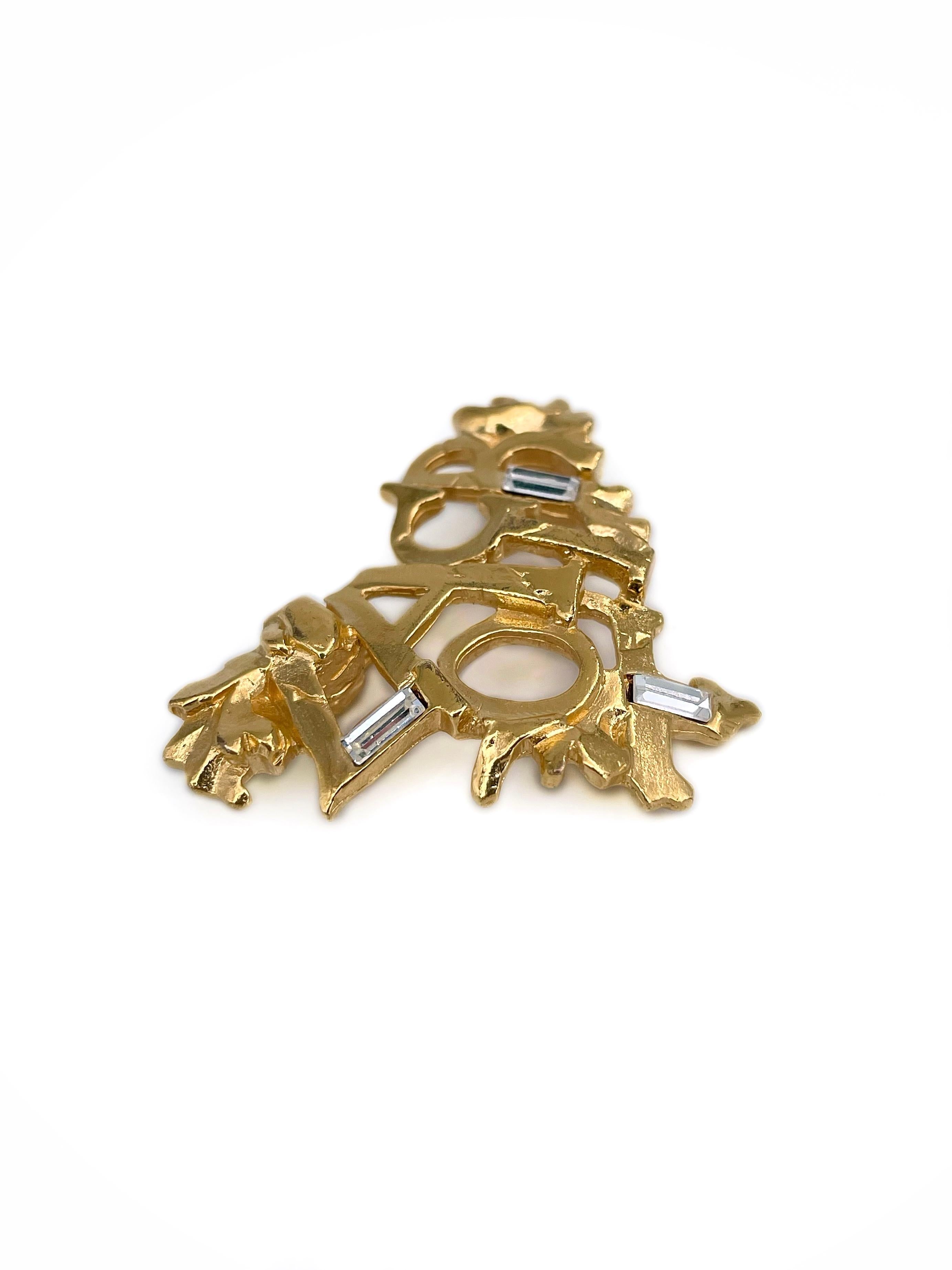 This is an openwork logo monogram heart pin brooch designed by Christian Lacroix in 1990’s. The piece is gold plated and adorned with clear crystals. 

Signed: “CL - Made in France”.

Size: 4x3cm

———

If you have any questions, please feel free to