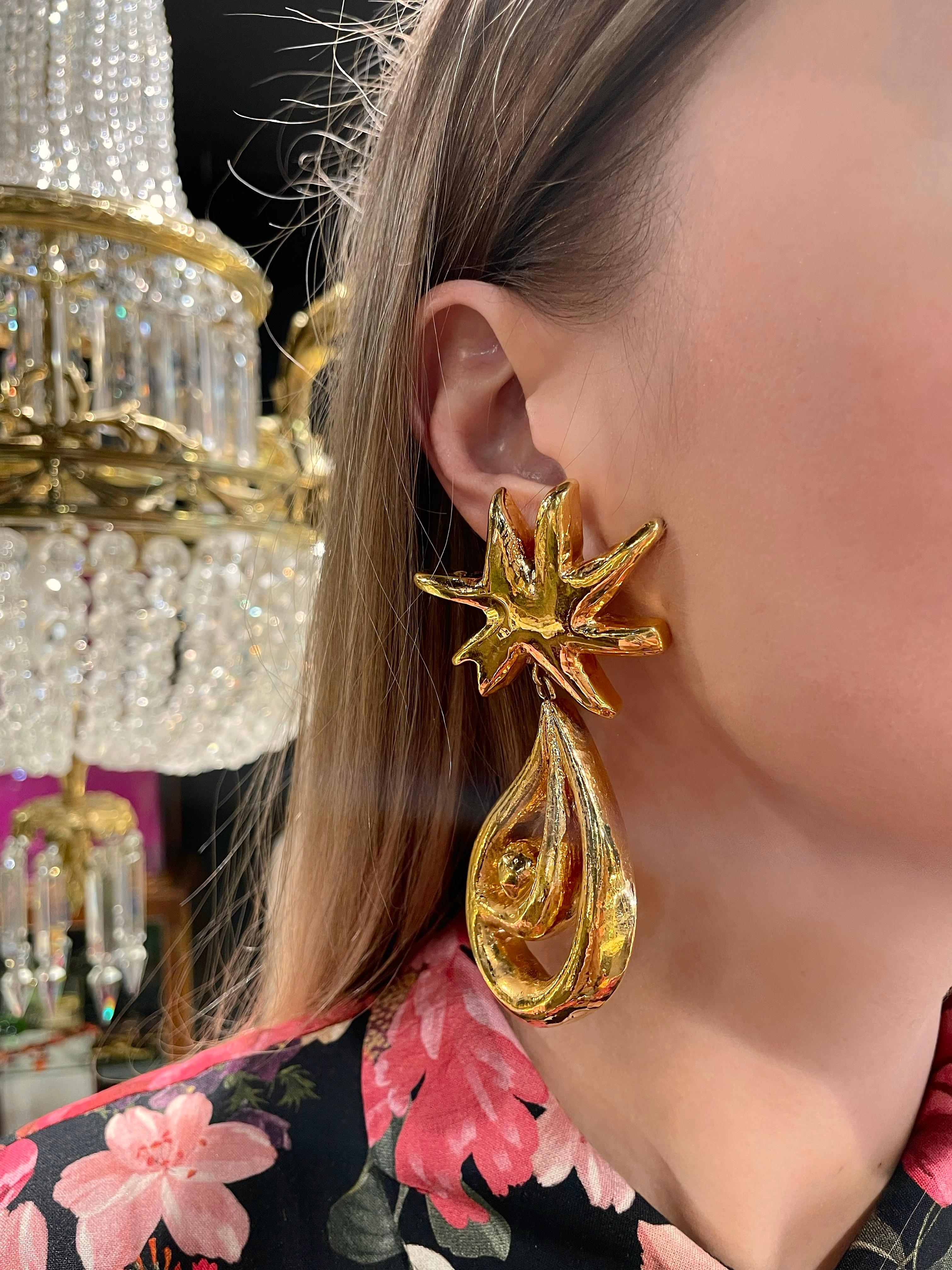 This is an amazing pair of gold tone star shape dangle clip on earrings. It is designed by Christian Lacroix in 1990’s. 

The piece is gold plated. Massive but light. Very stylish.

Signed: “Christian Lacroix - CL - Made in France”.

Length:
