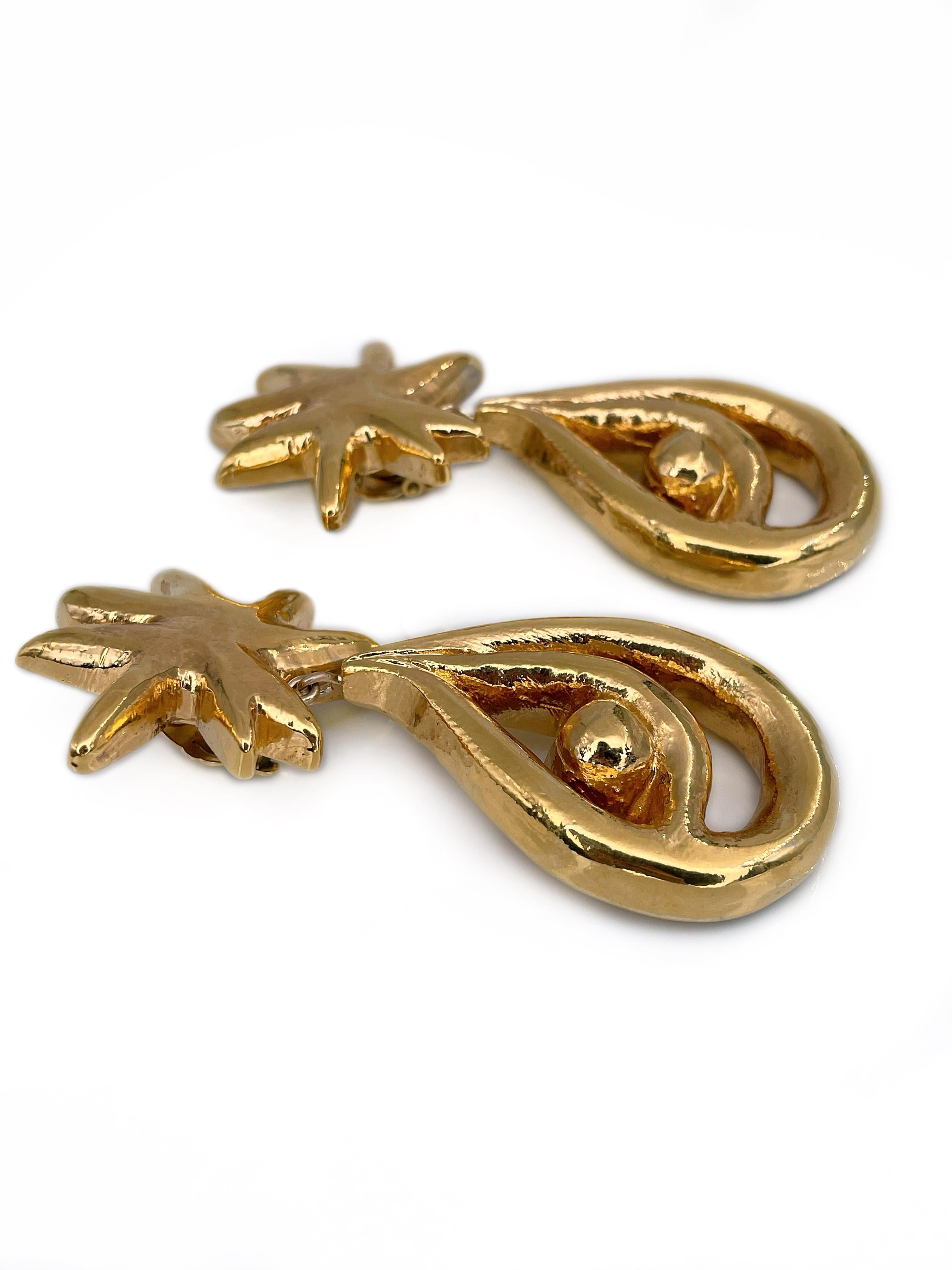 1990s Vintage Christian Lacroix Gold Tone Star Massive Dangle Clip On Earrings In Good Condition For Sale In Vilnius, LT