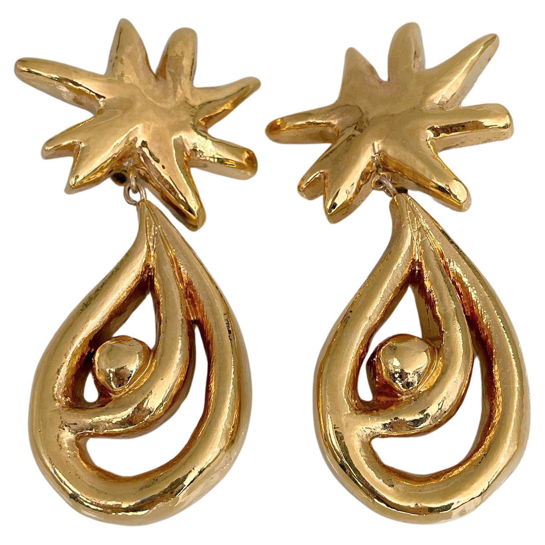 1990 Vintage Christian Lacroix Gold Tone Star Massive Dangle Clip On Earrings en vente