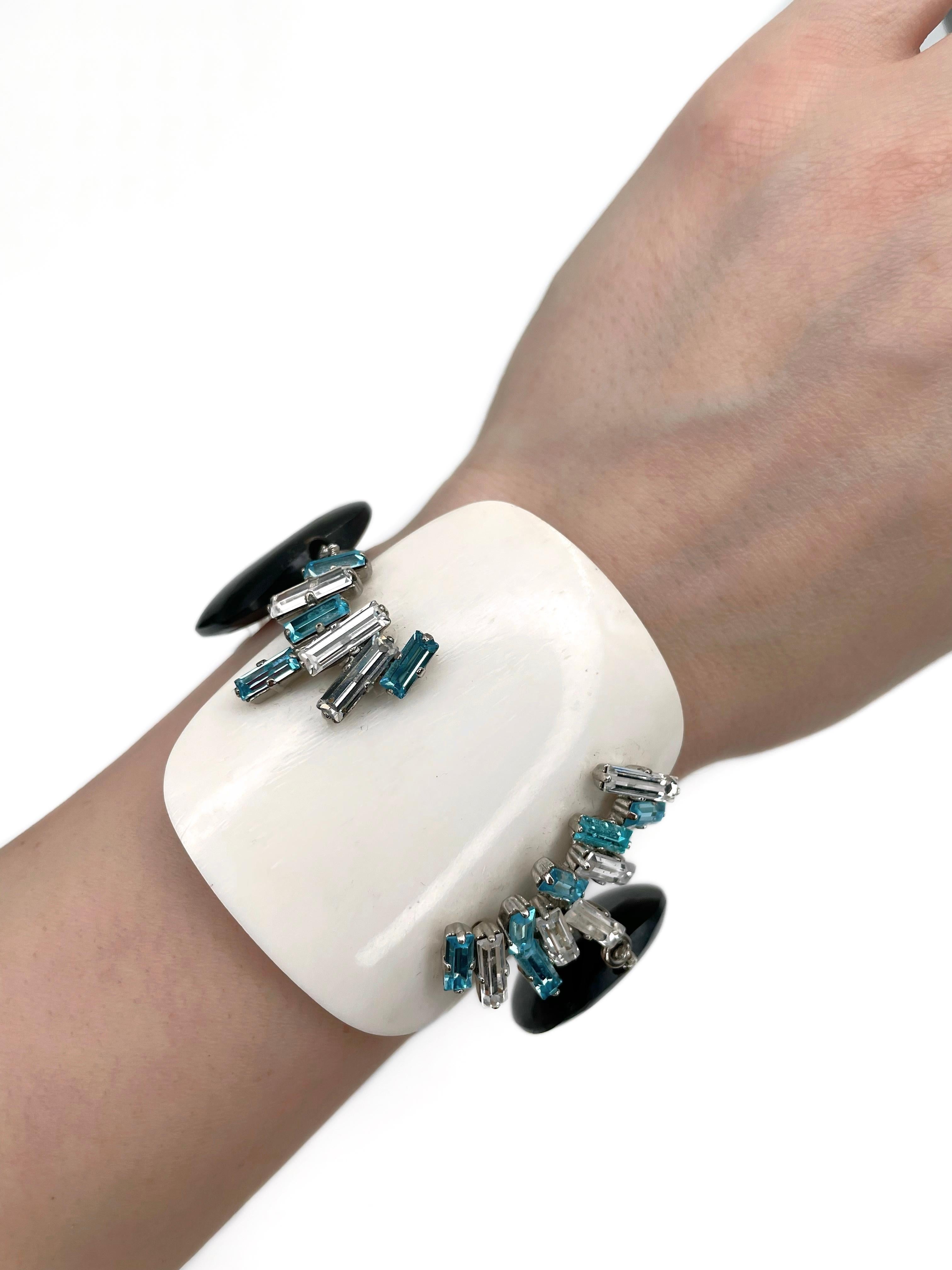 Se trata de una pulsera vintage de cuentas diseñada por Christian Lacroix en la década de 1990. La pieza presenta resina y cristales brillantes. 

Firmado: 