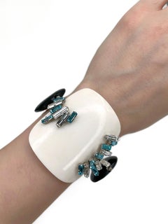 Bracciale vintage anni '90 di Christian Lacroix con perline e cristalli in resina