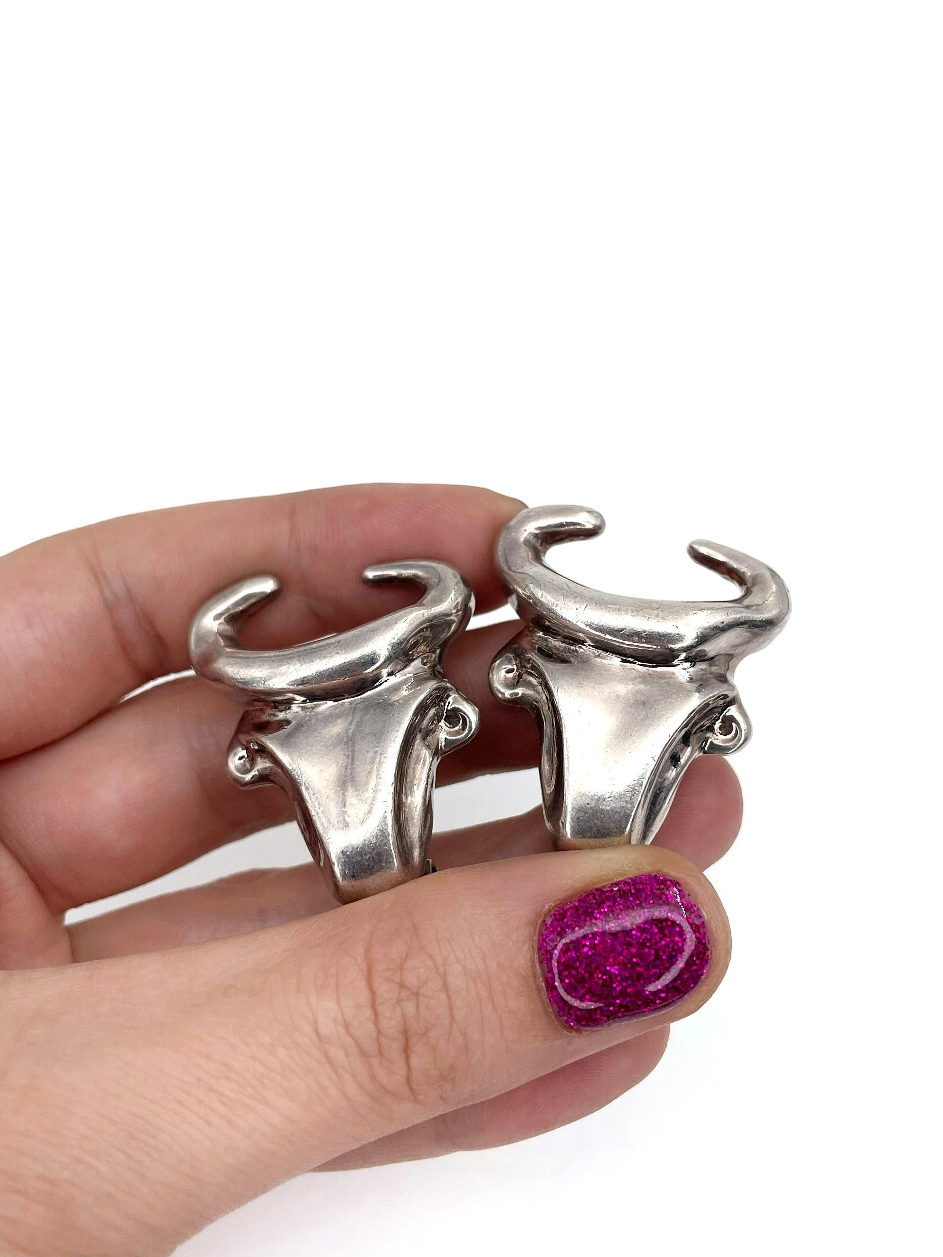 1990s Vintage Christian Lacroix Silver Tone Massive Bull Head Clip On Earrings In Good Condition In Vilnius, LT