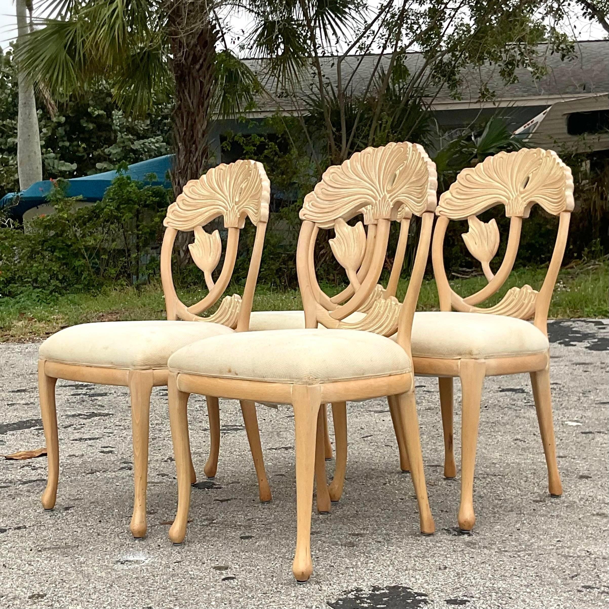 Ein fabelhaftes Vintage Coastal Esstischsockel. Ein schickes geschnitztes Lilienmotiv in gewaschener Ausführung. Passende Stühle auch auf meiner Seite erhältlich. Erworben aus einem Nachlass in Palm Beach.