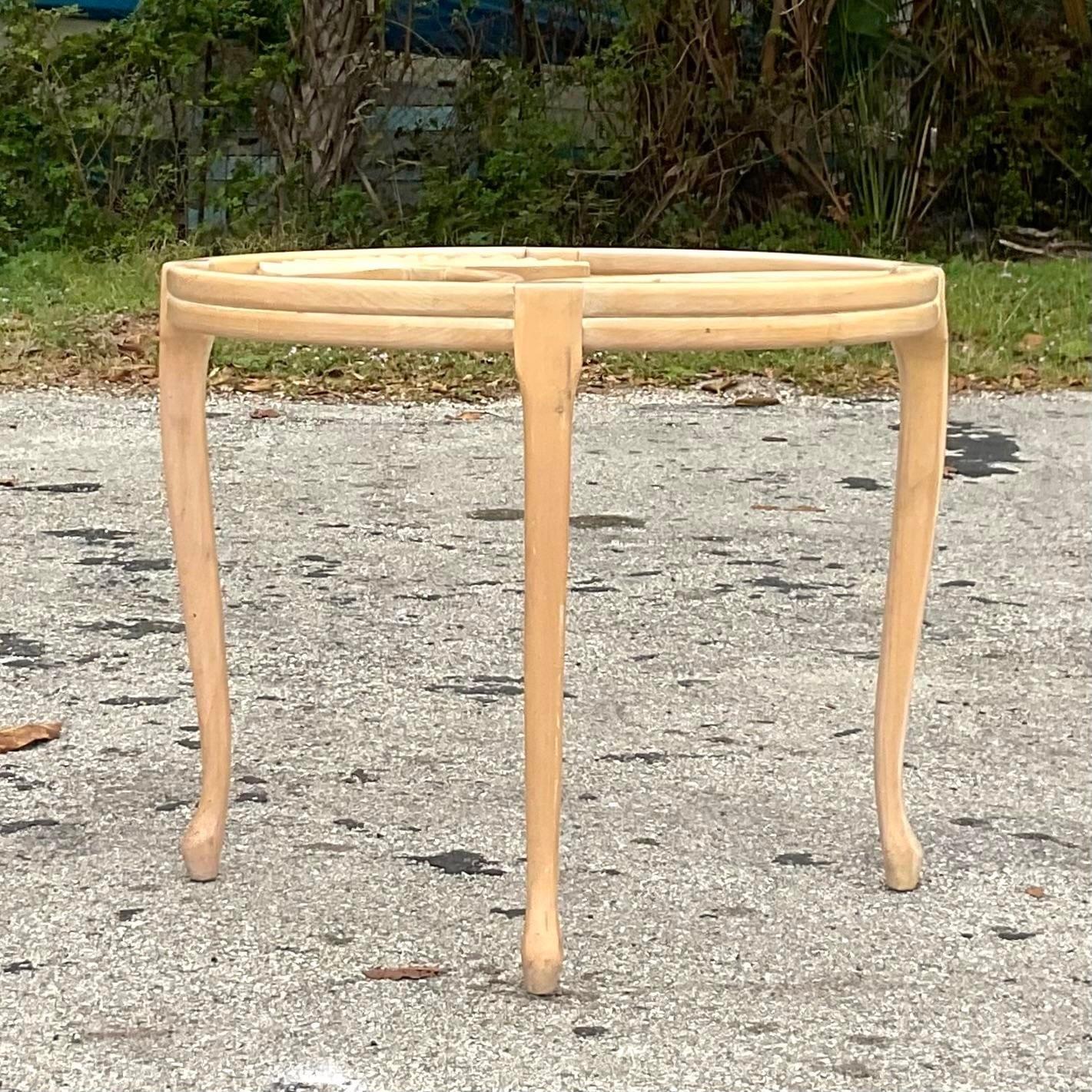 Guéridon de table de salle à manger vintage Coastal Andre Originals sculpté Lily, années 1990 Bon état - En vente à west palm beach, FL