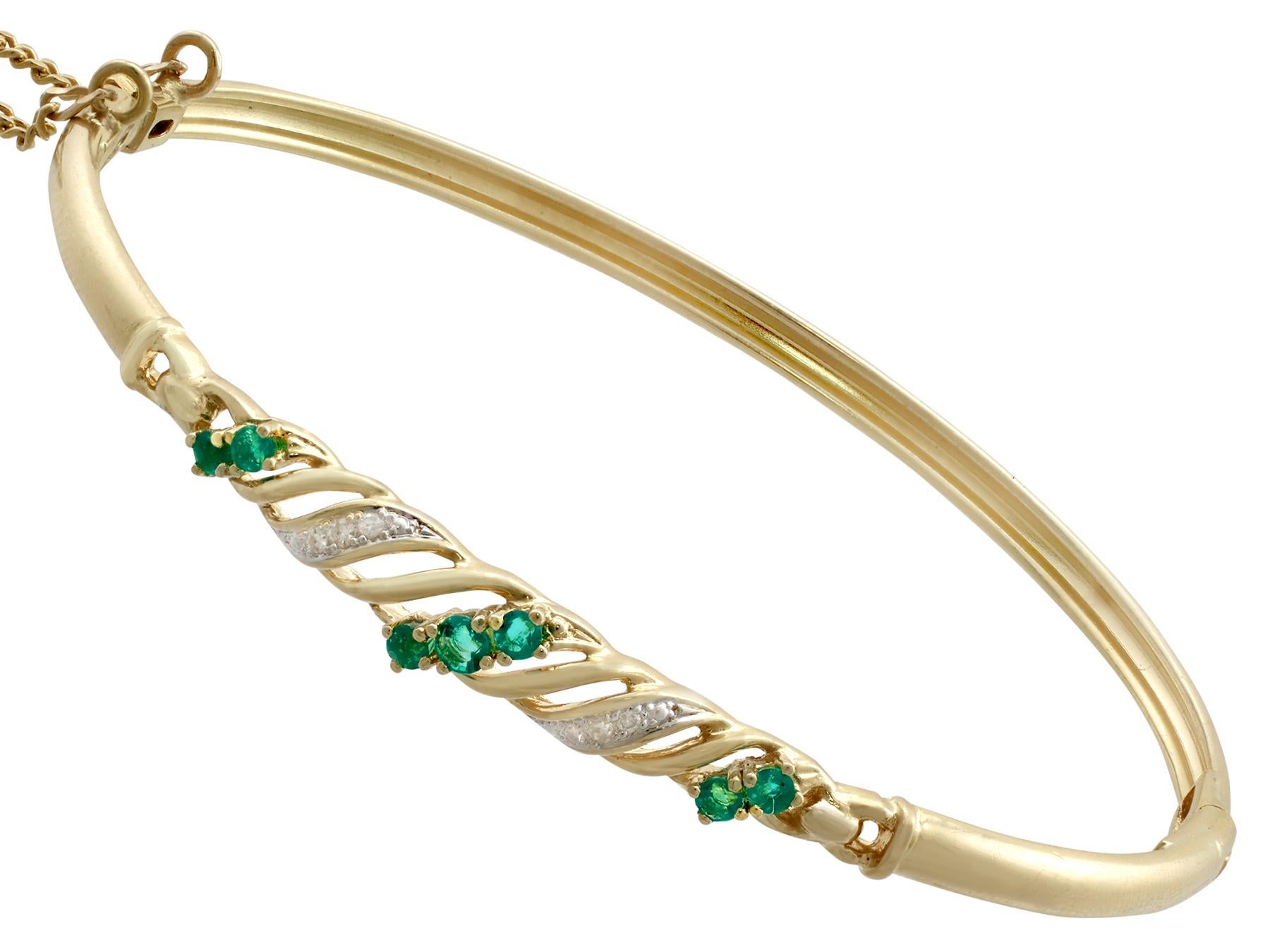 Round Cut 1990s Vintage Emerald and Diamond Yellow Gold Jewelry Suite