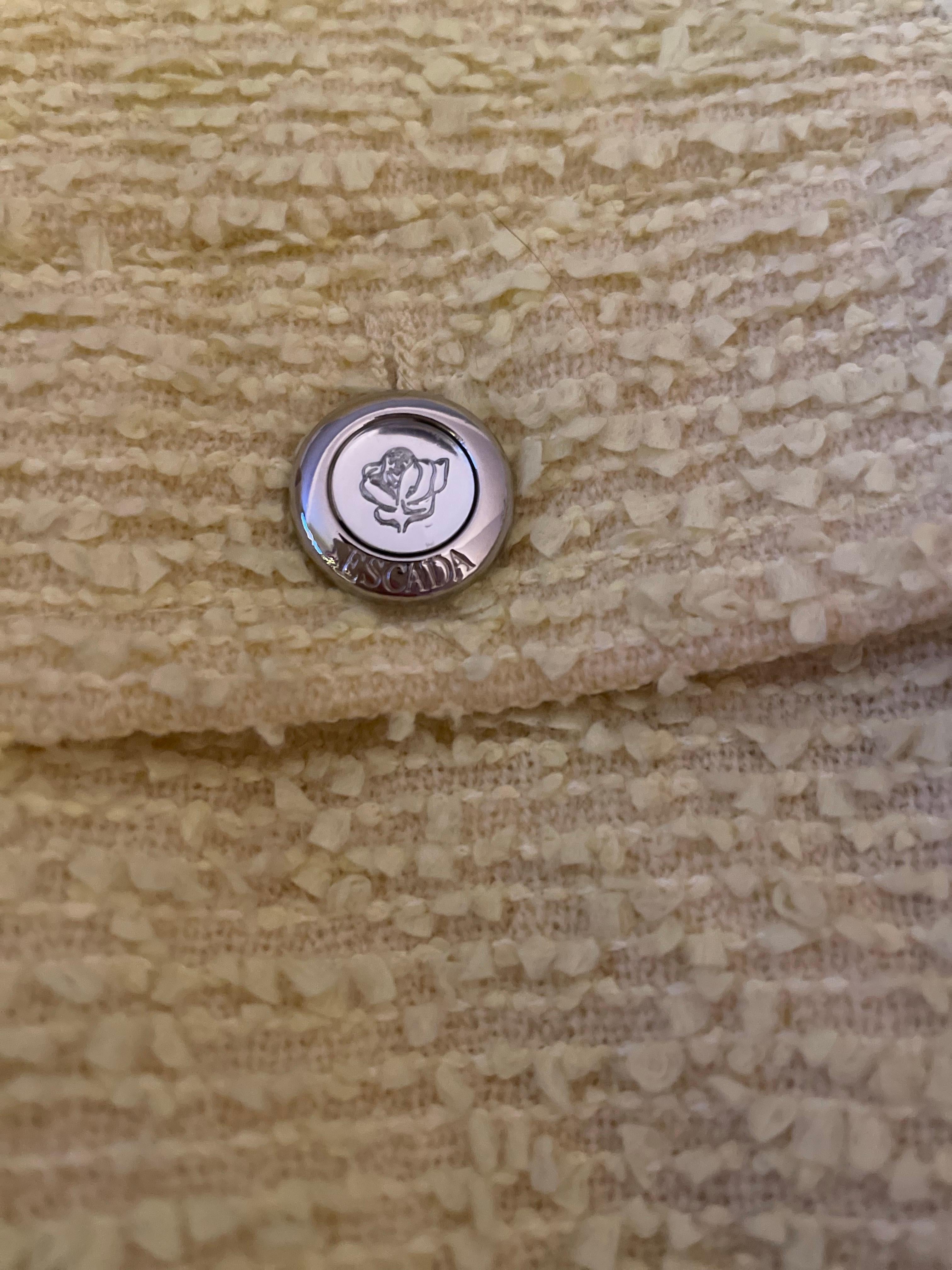 1990 Vintage By Escada by Margaretha Ley blazer ajustéJacket. Cet article a été vu sur l'emblématique Fran Fine dans la sitcom à succès The Nanny. Il est en parfait état et 100% fabriqué en Italie,  Il est composé de 56 % de laine et de 44 % de