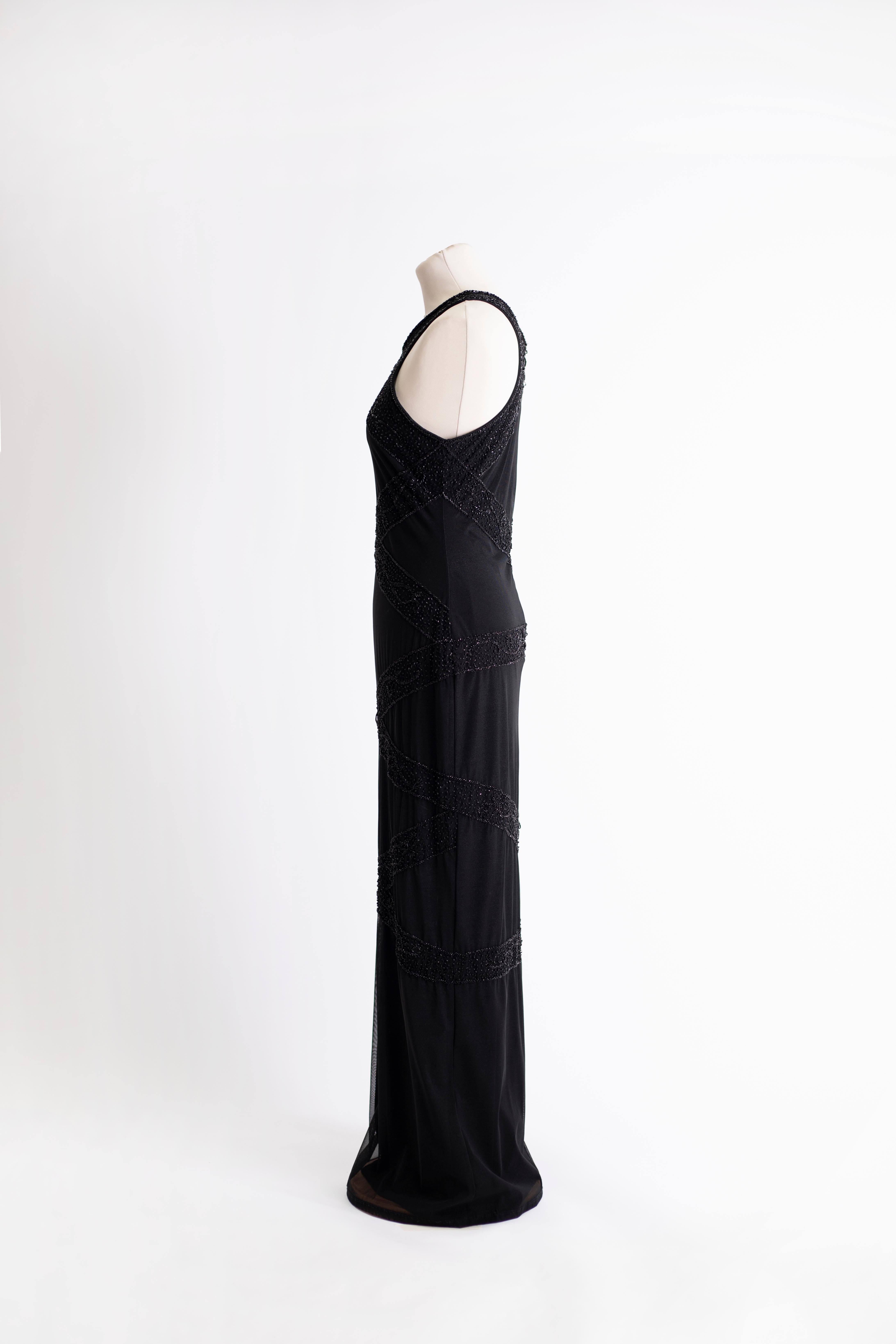 Long black dress with halter neck. Stretch fabric in polyester and spandex. Beaded embroidery.

Size: L

Stretch
Waist: 74 cm
Length: 143 cm
Bust: 86 cm