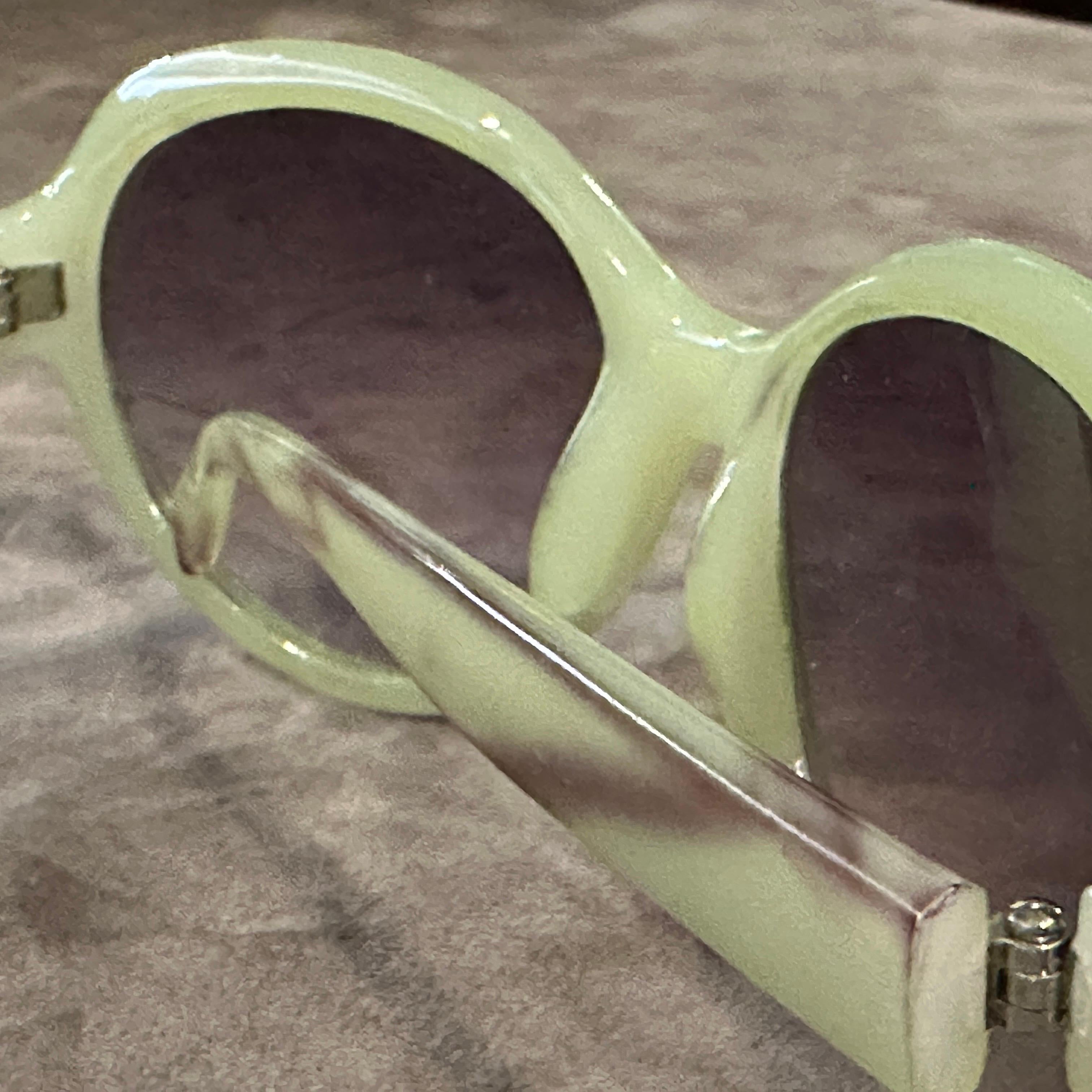 1990s Vintage Fake Green Marble Acetate Bon Bon Italian Sunglasses For Sale 3