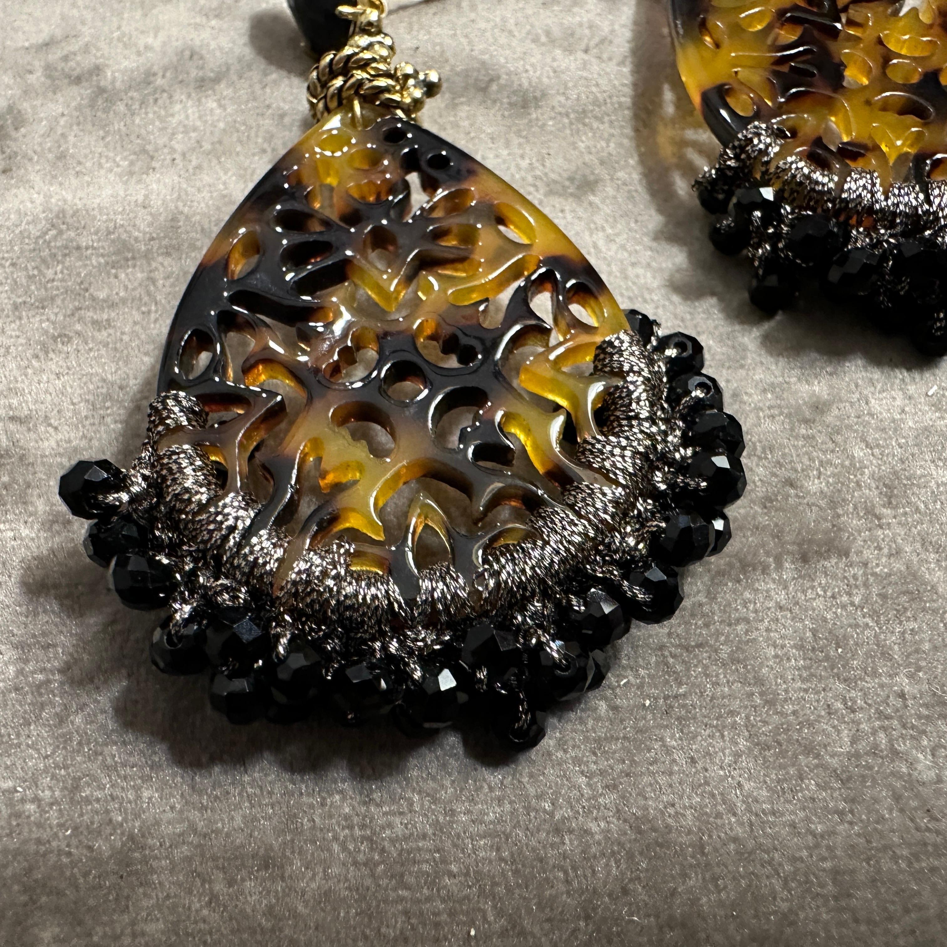 Rétro 1990 Boucles d'oreilles chandelier en fausse écaille de tortue, lucite et onyx noir en vente