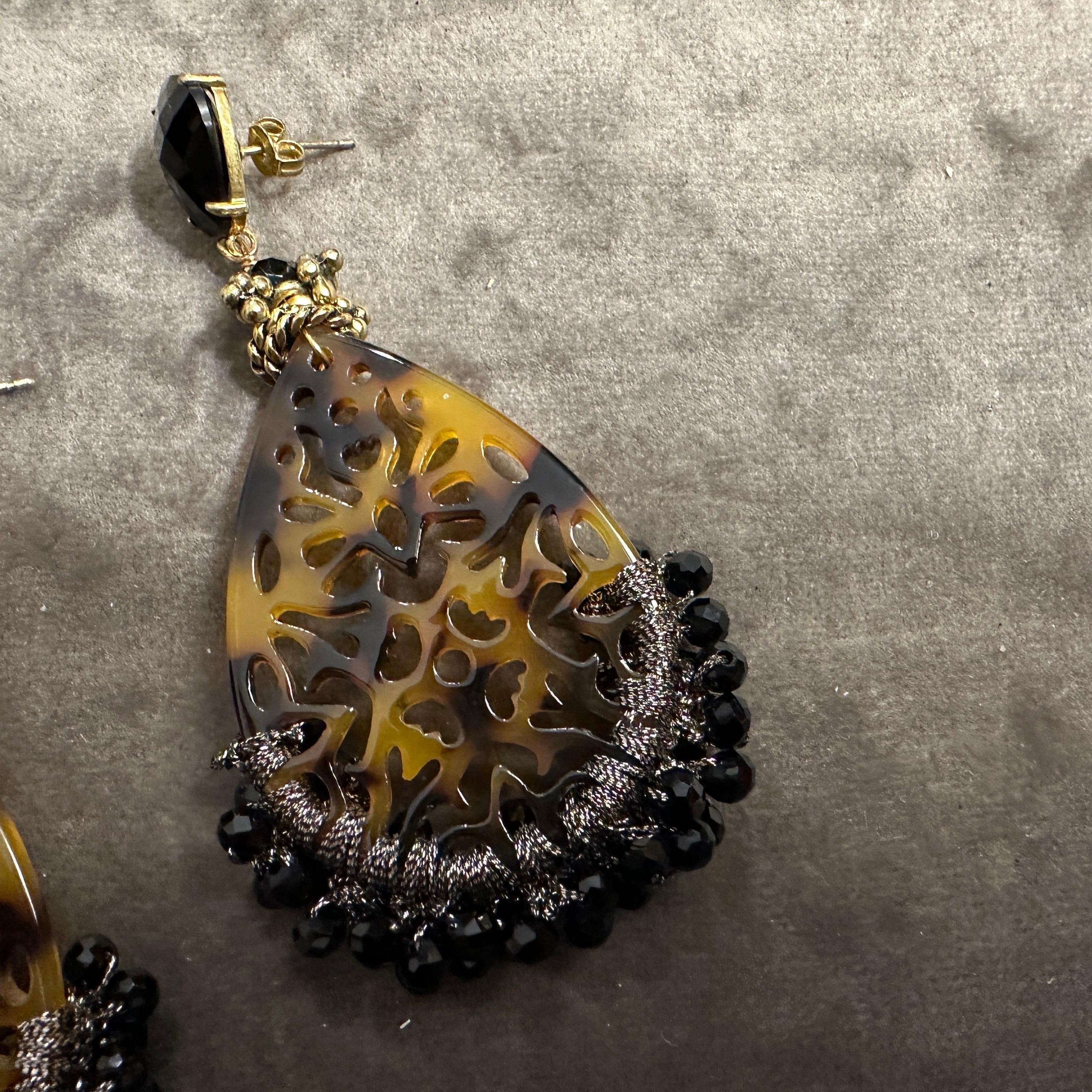 Taille briolette 1990 Boucles d'oreilles chandelier en fausse écaille de tortue, lucite et onyx noir en vente