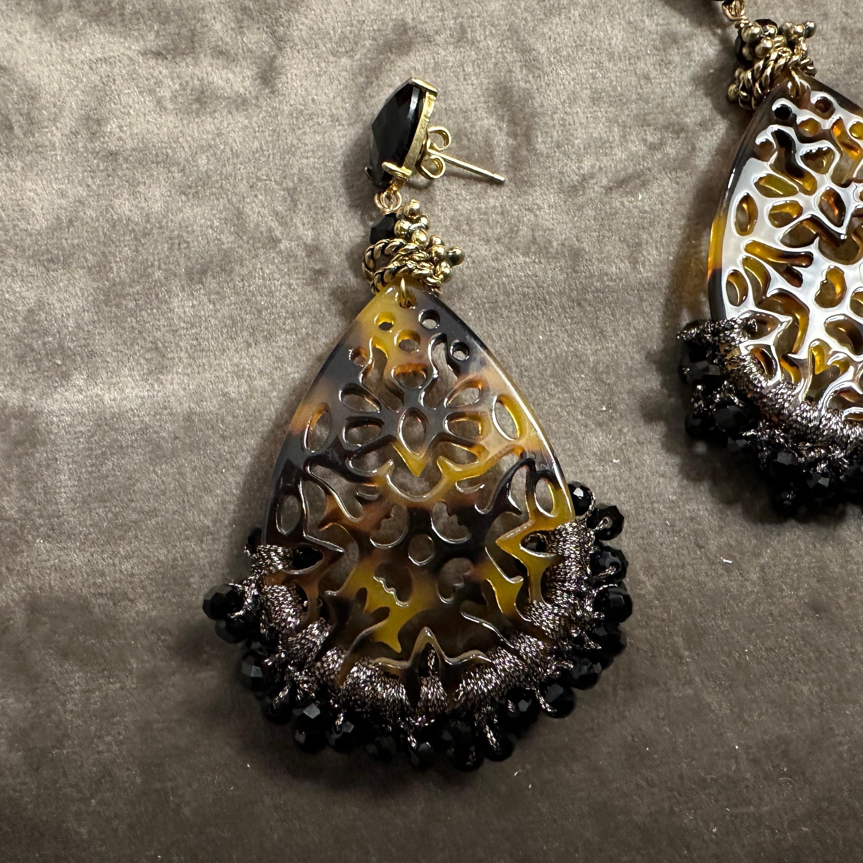 1990 Boucles d'oreilles chandelier en fausse écaille de tortue, lucite et onyx noir Neuf - En vente à Aci Castello, IT