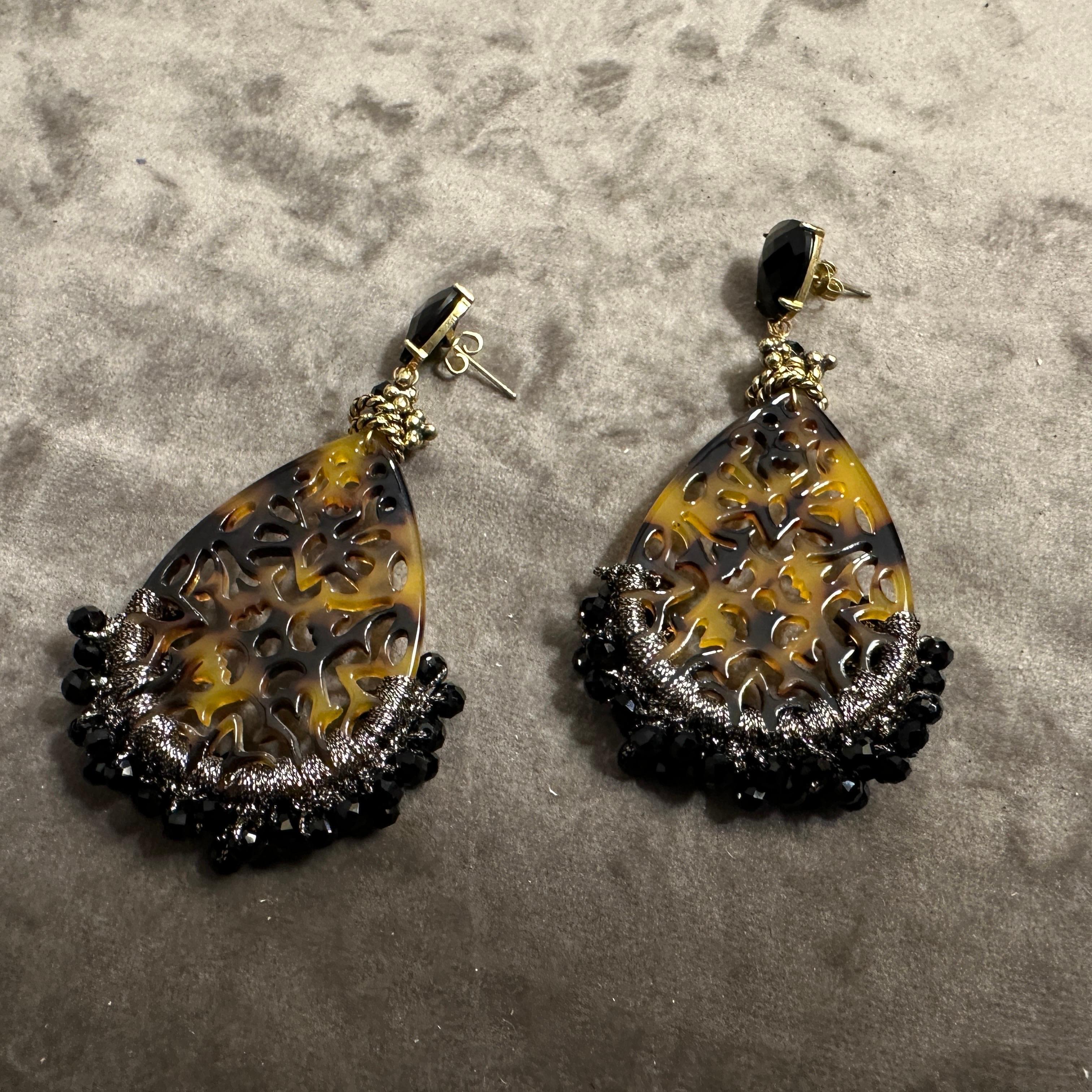 1990 Boucles d'oreilles chandelier en fausse écaille de tortue, lucite et onyx noir Pour femmes en vente