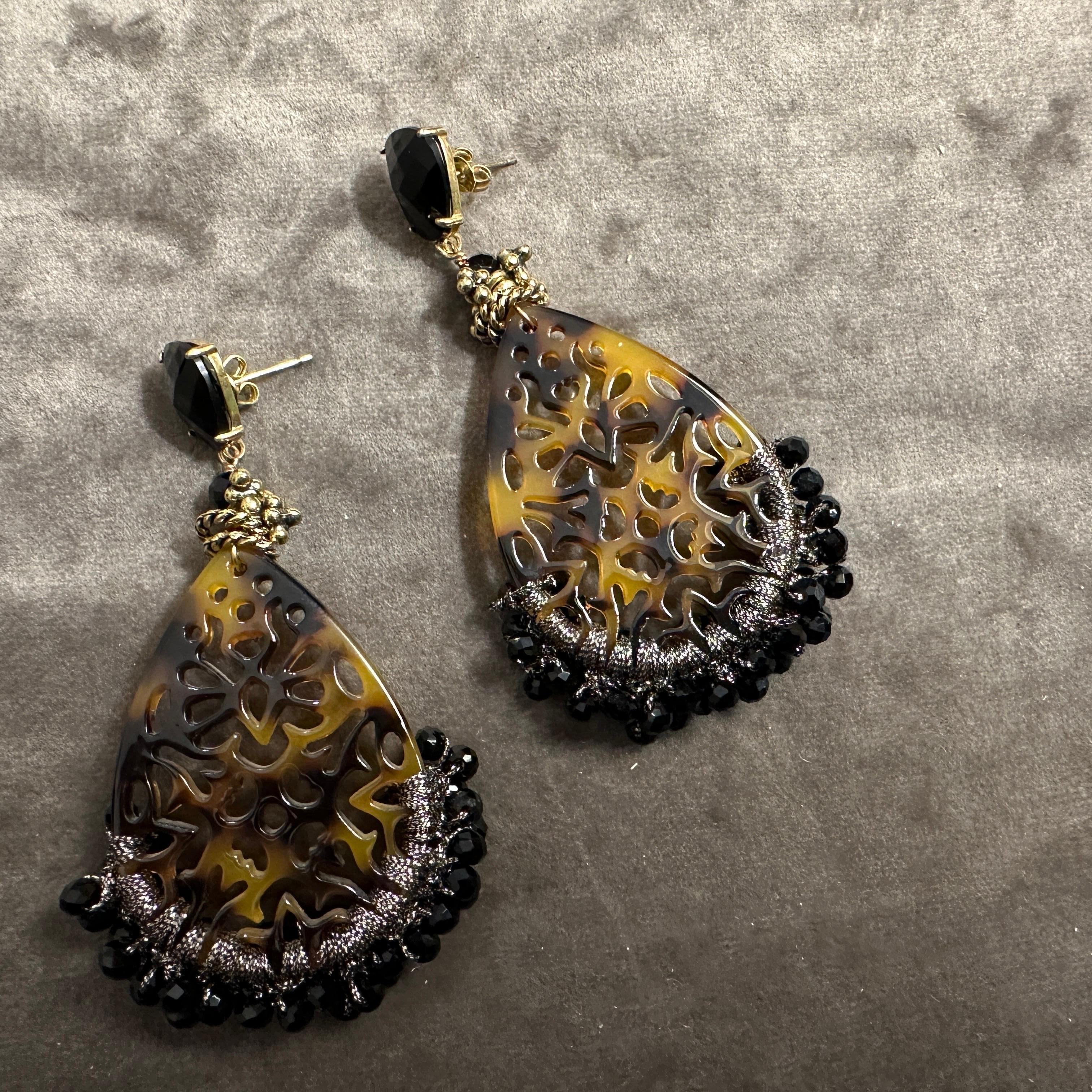 1990 Boucles d'oreilles chandelier en fausse écaille de tortue, lucite et onyx noir en vente 1